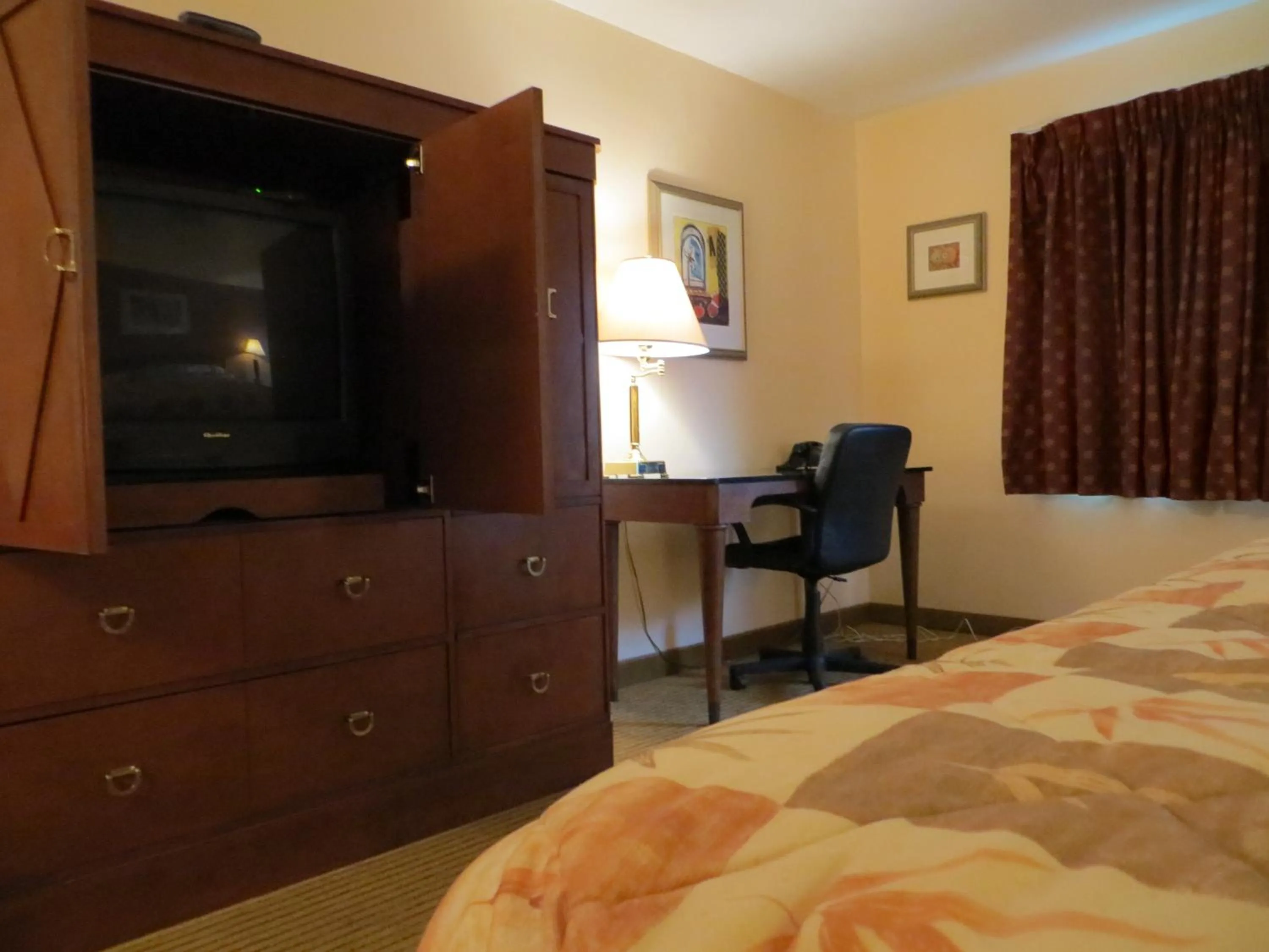 Bedroom, Bed in Cameo Motel - Portland