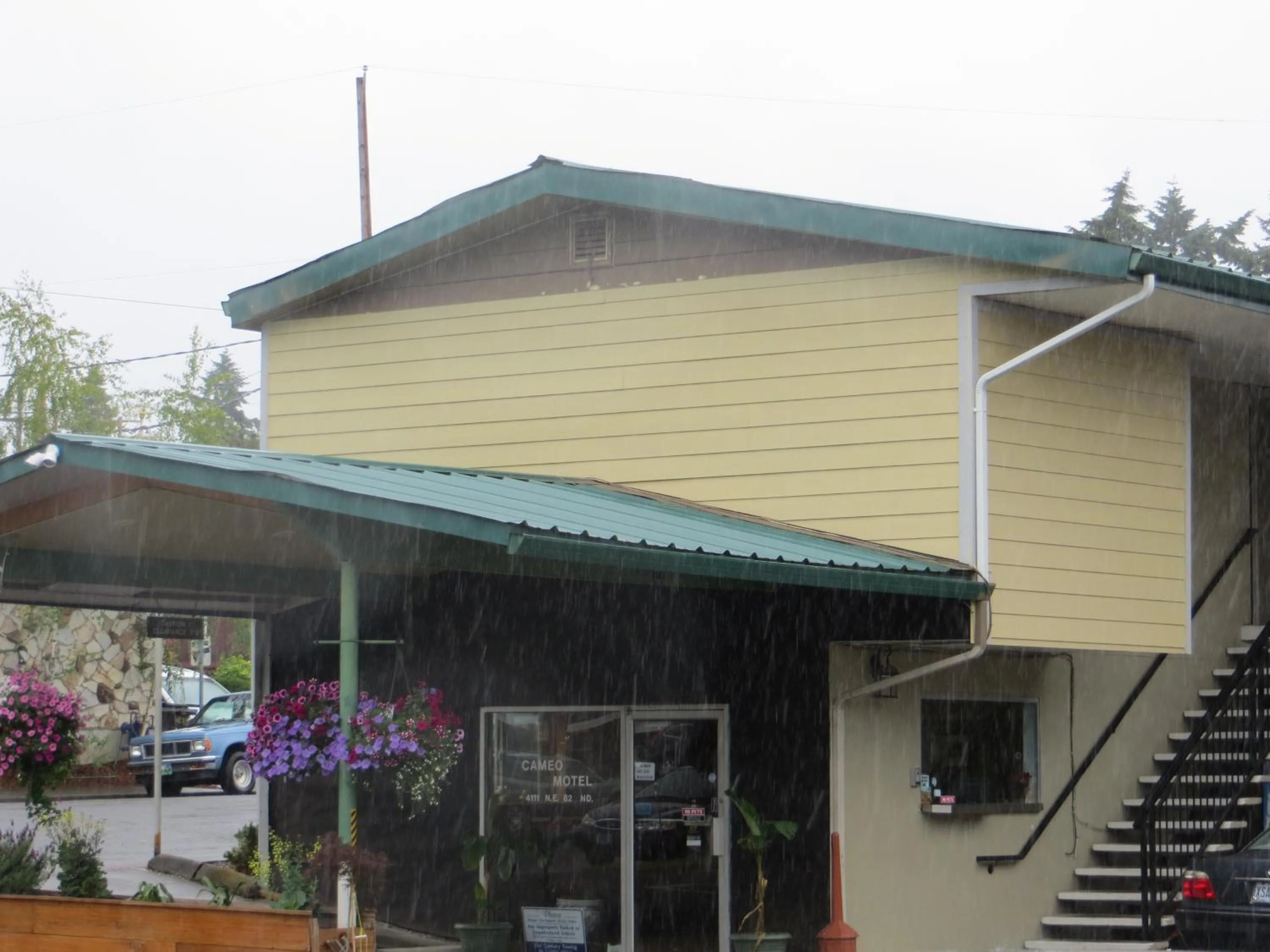 Property building in Cameo Motel - Portland