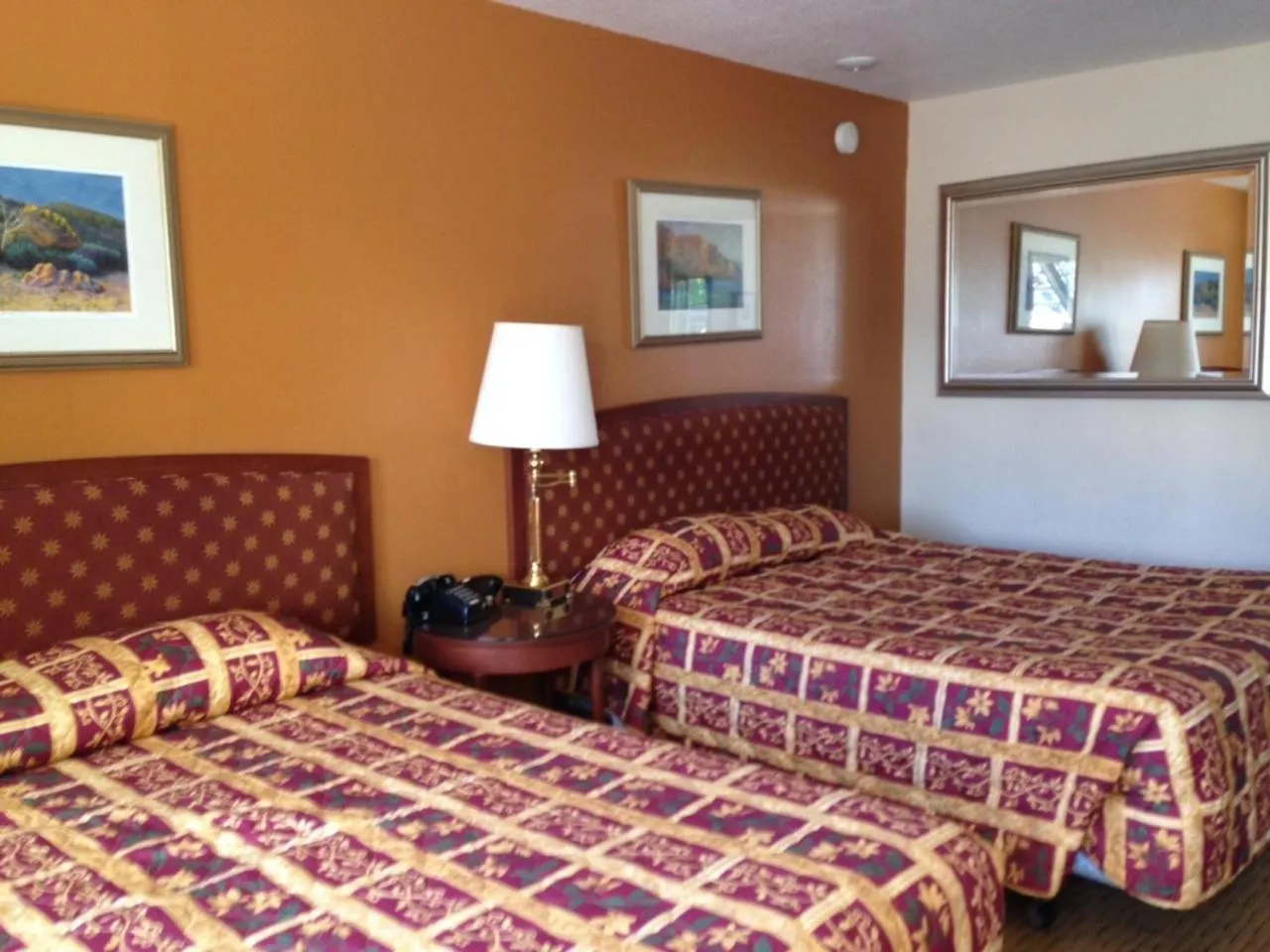Bed in Cameo Motel - Portland