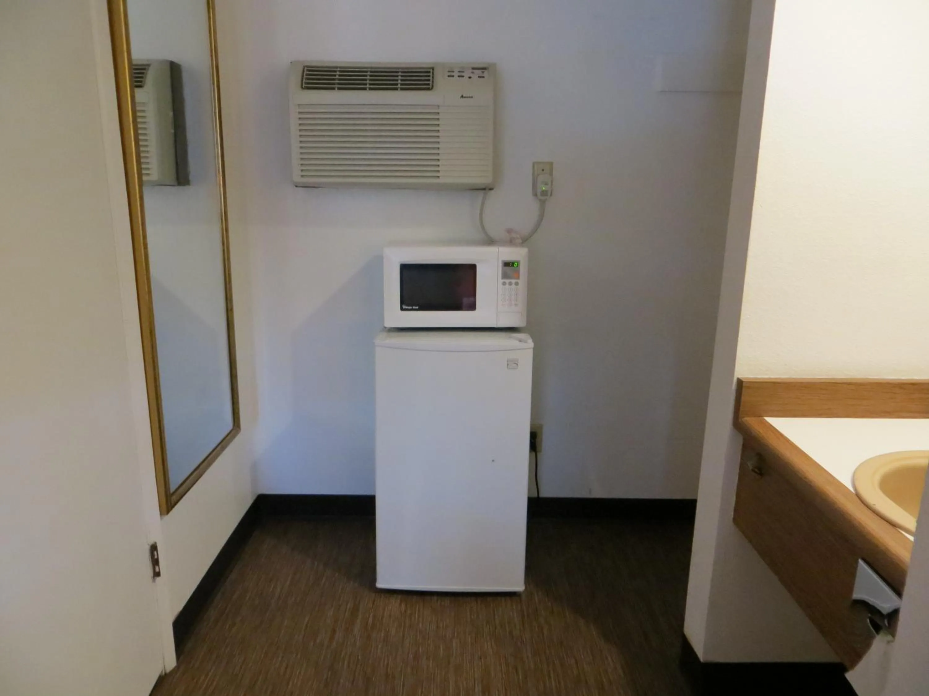 Bathroom in Cameo Motel - Portland