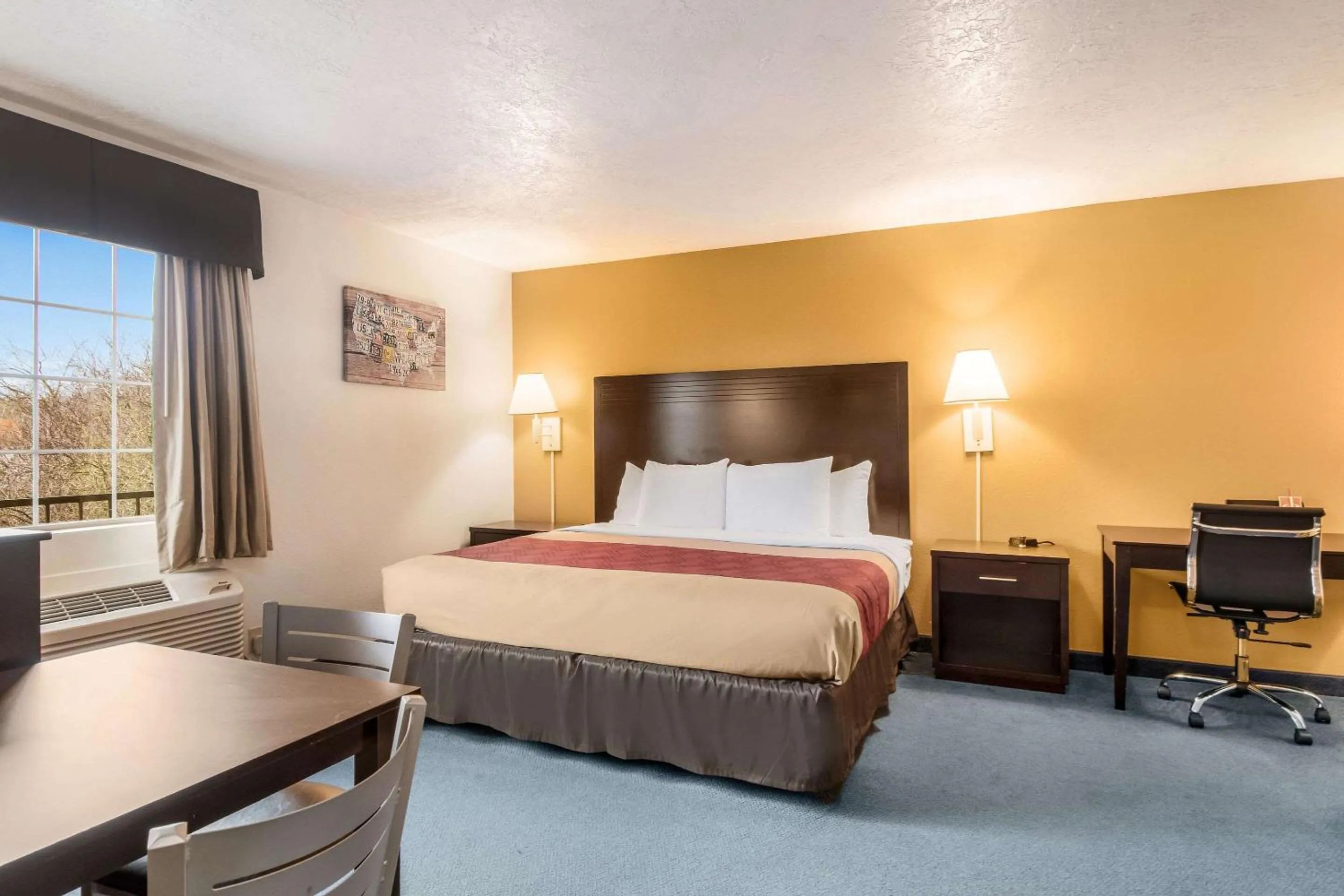 Photo of the whole room, Bed in Econo Lodge Corvallis Near University