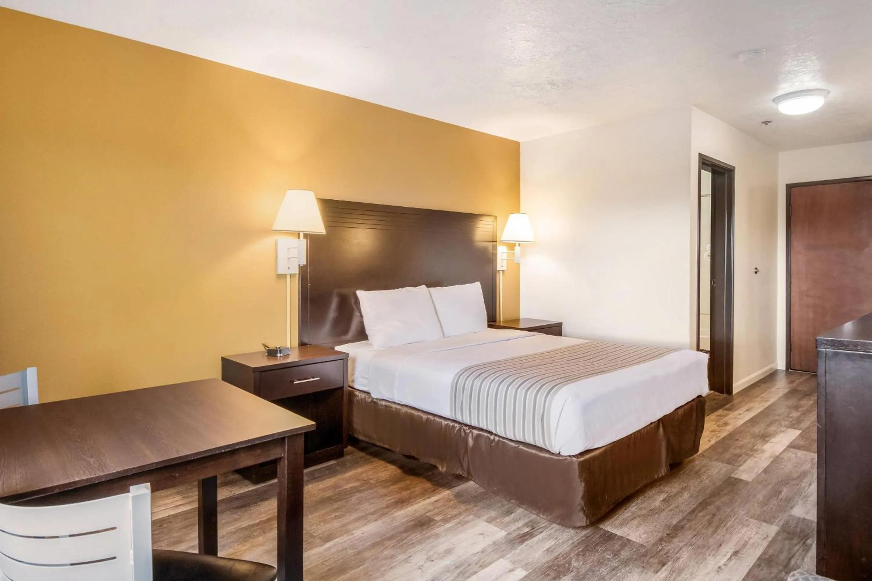 Bedroom, Bed in Econo Lodge Corvallis Near University