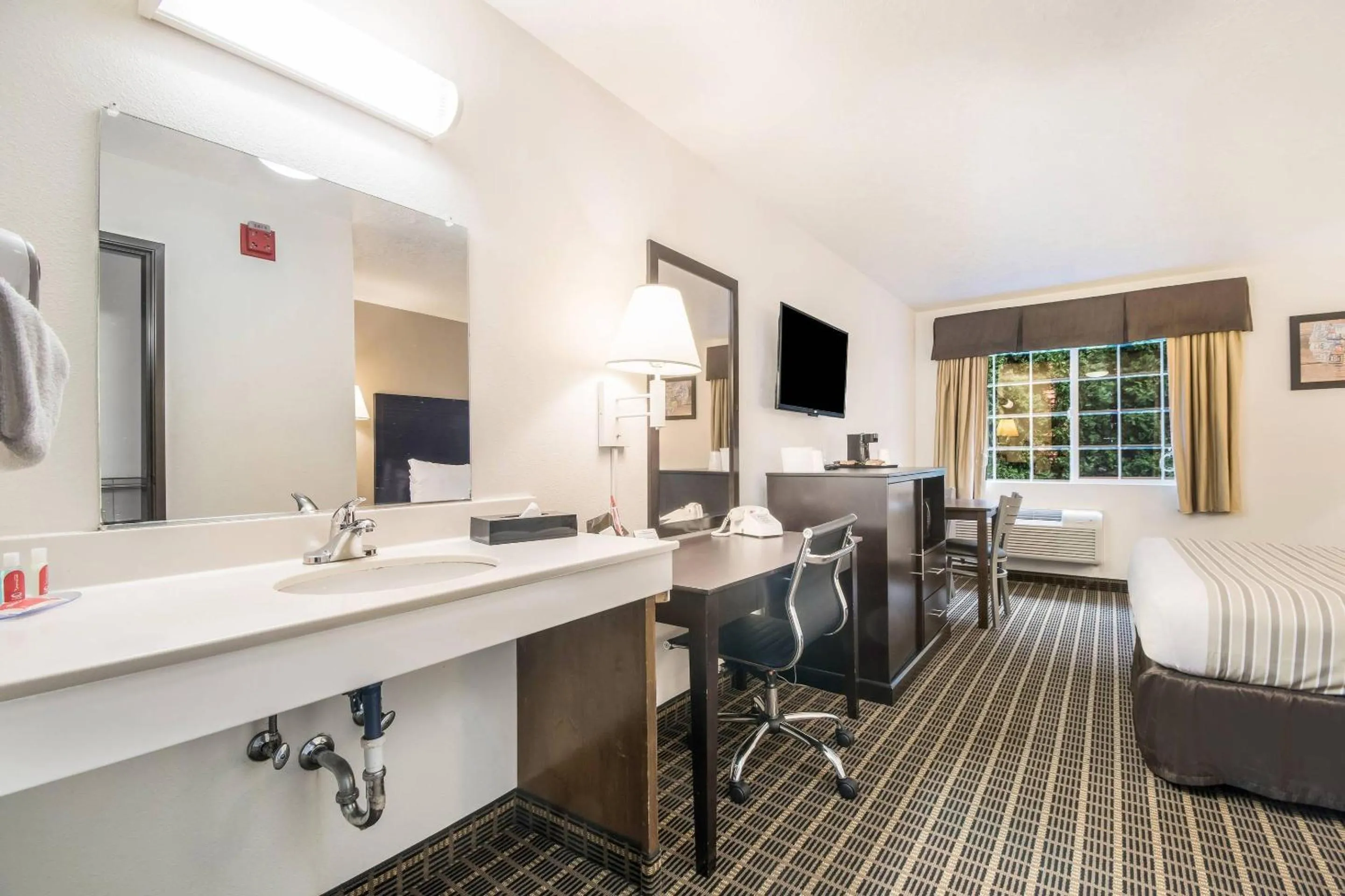 Bedroom in Econo Lodge Corvallis Near University