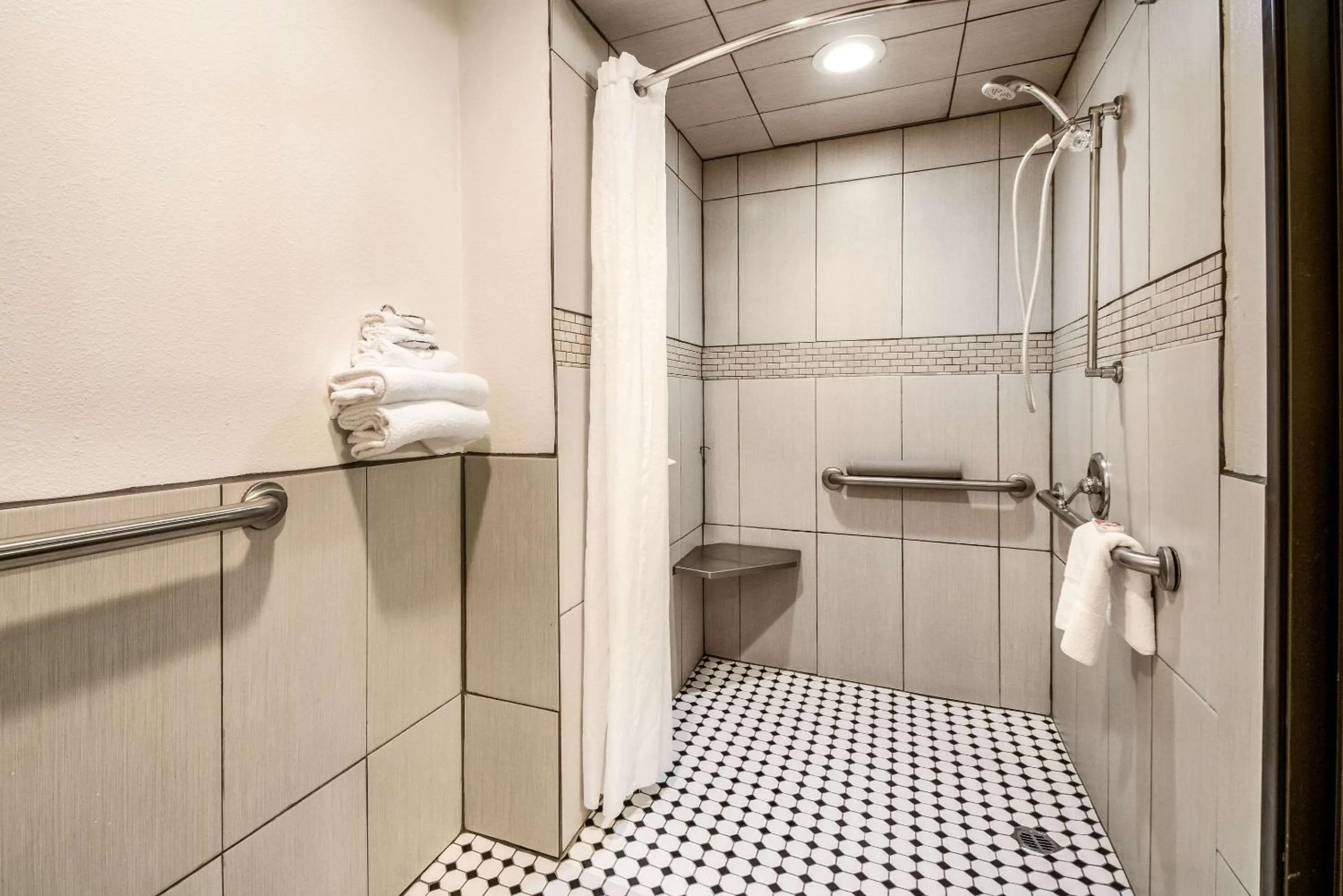 Bathroom in Econo Lodge Corvallis Near University