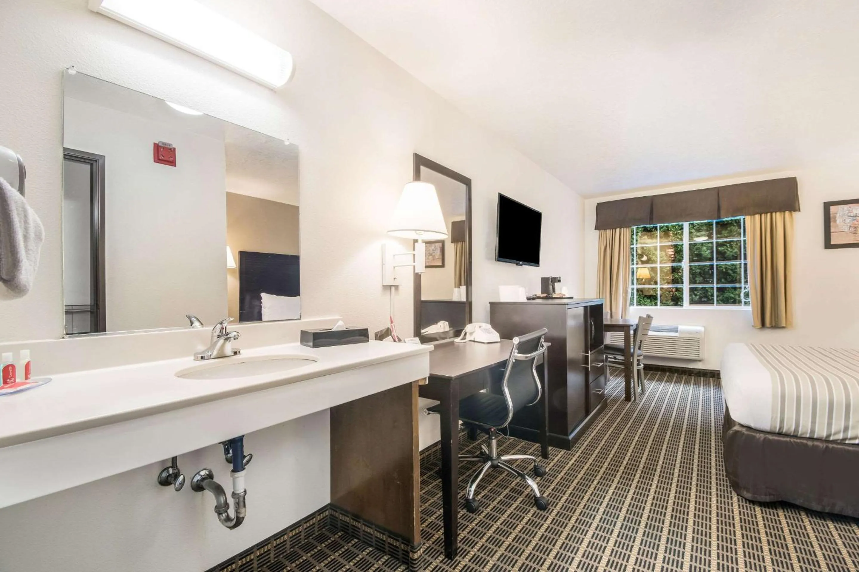 Photo of the whole room in Econo Lodge Corvallis Near University