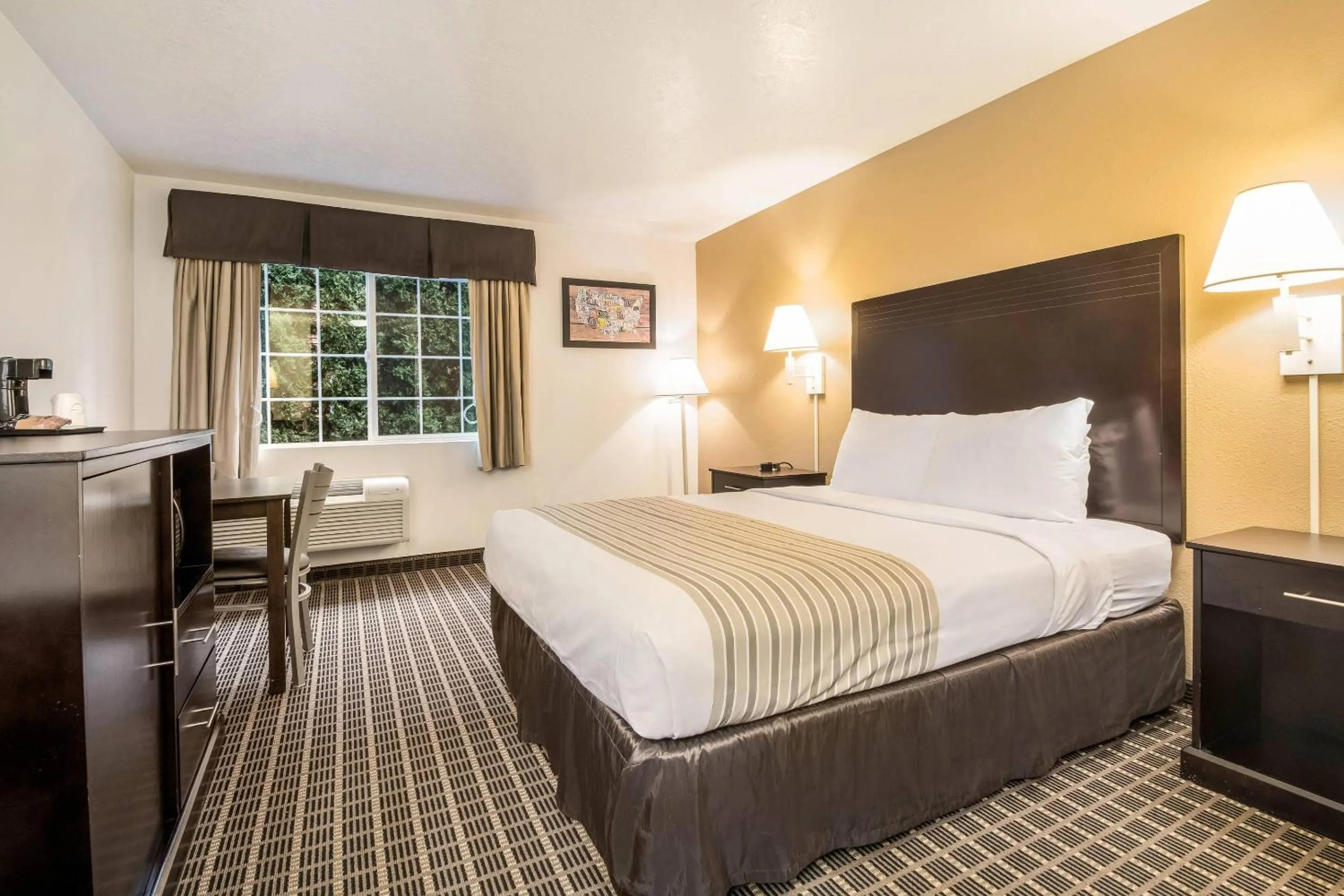 Bedroom, Bed in Econo Lodge Corvallis Near University