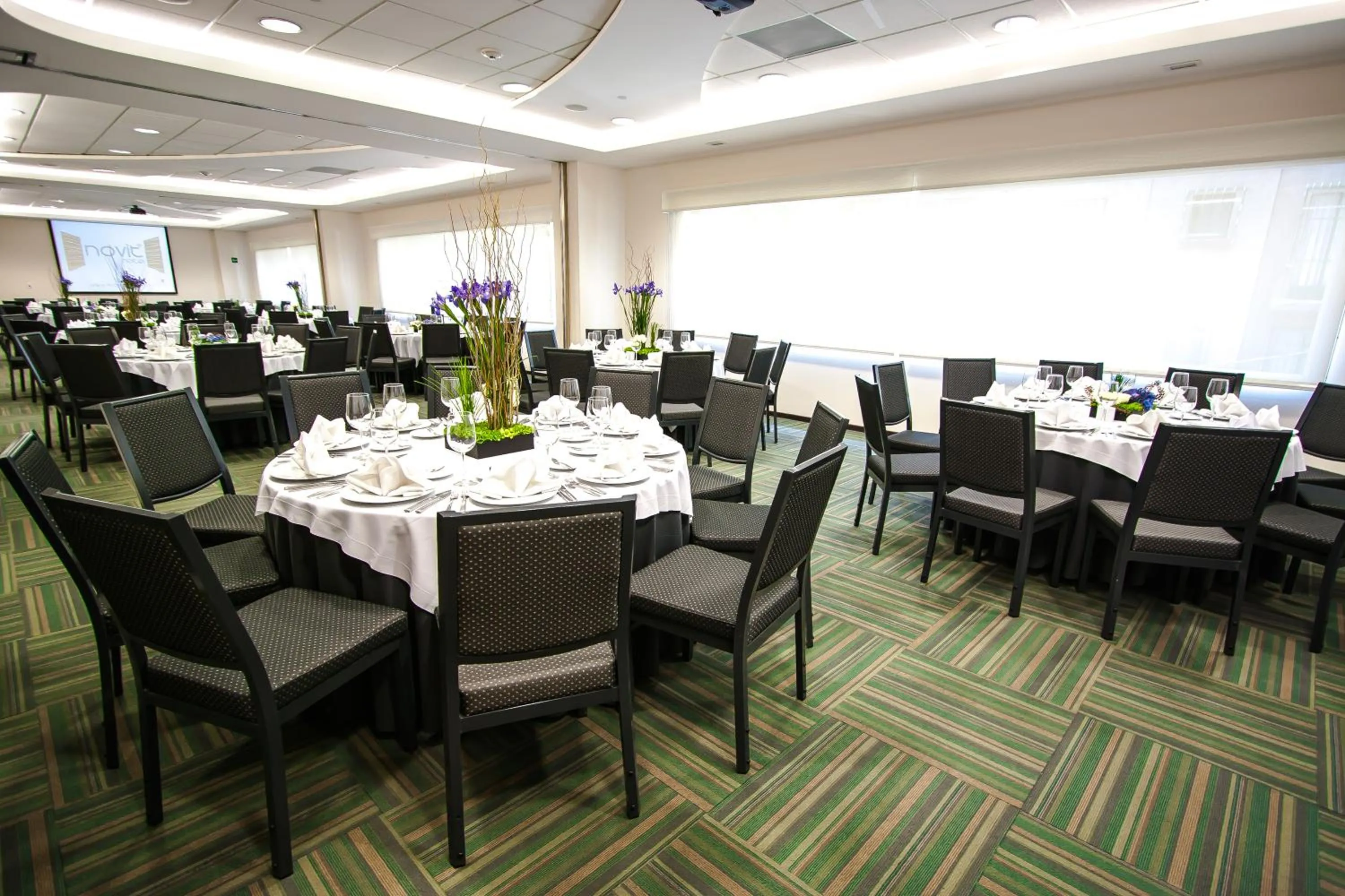 Restaurant/places to eat in Hotel Novit