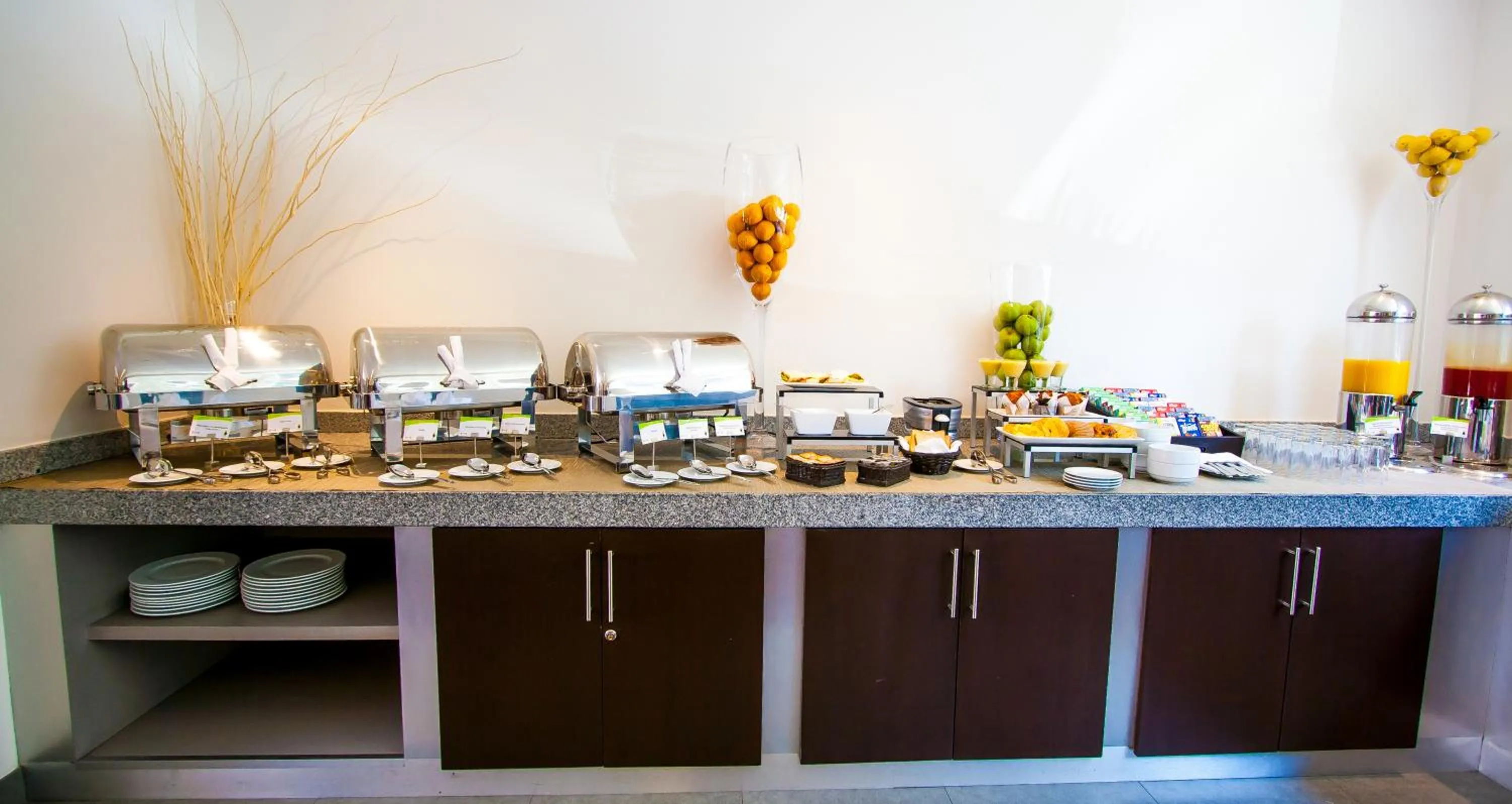 Restaurant/places to eat in Hotel Novit