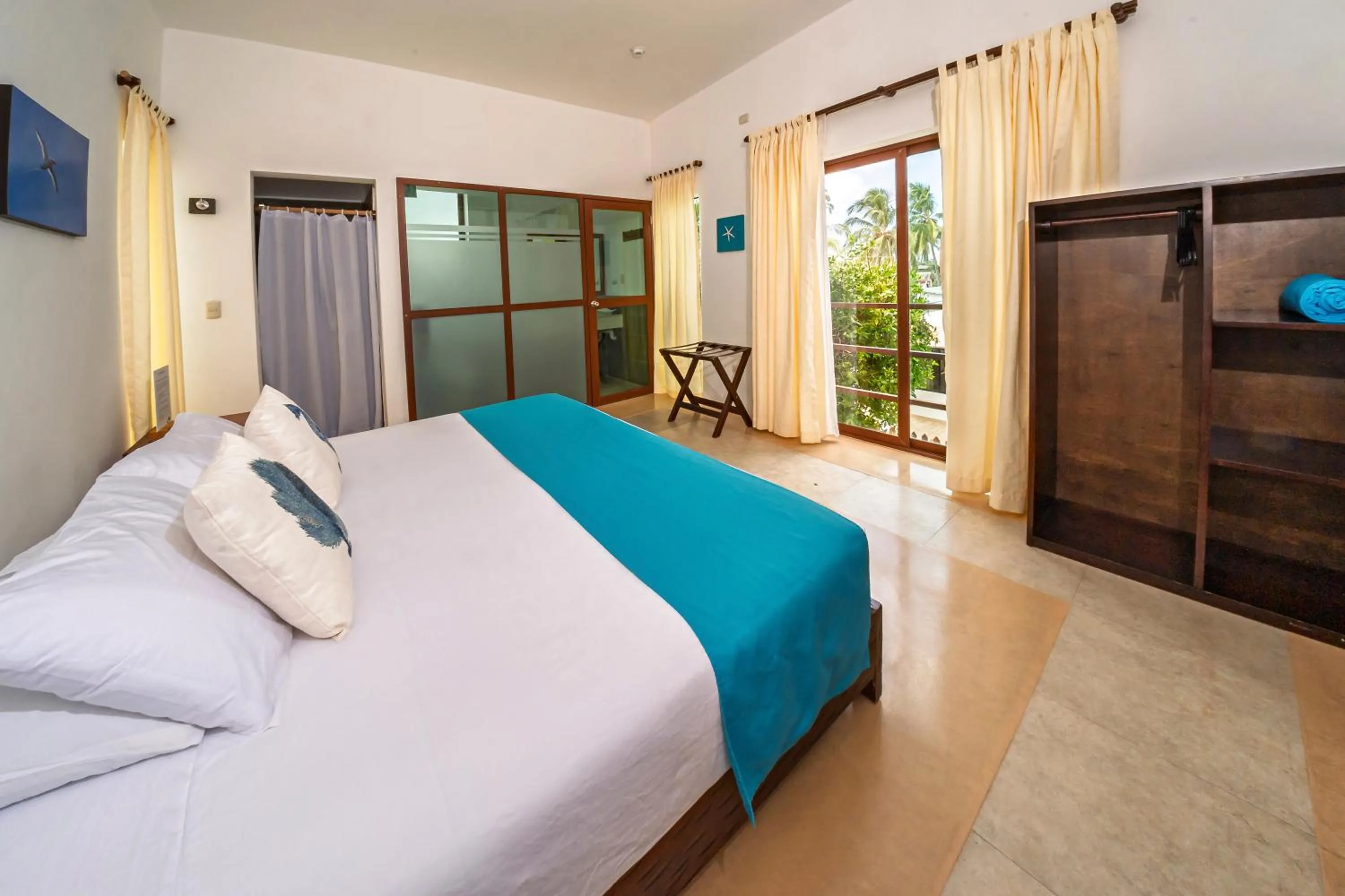 Photo of the whole room, Bed in Cormorant Beach House