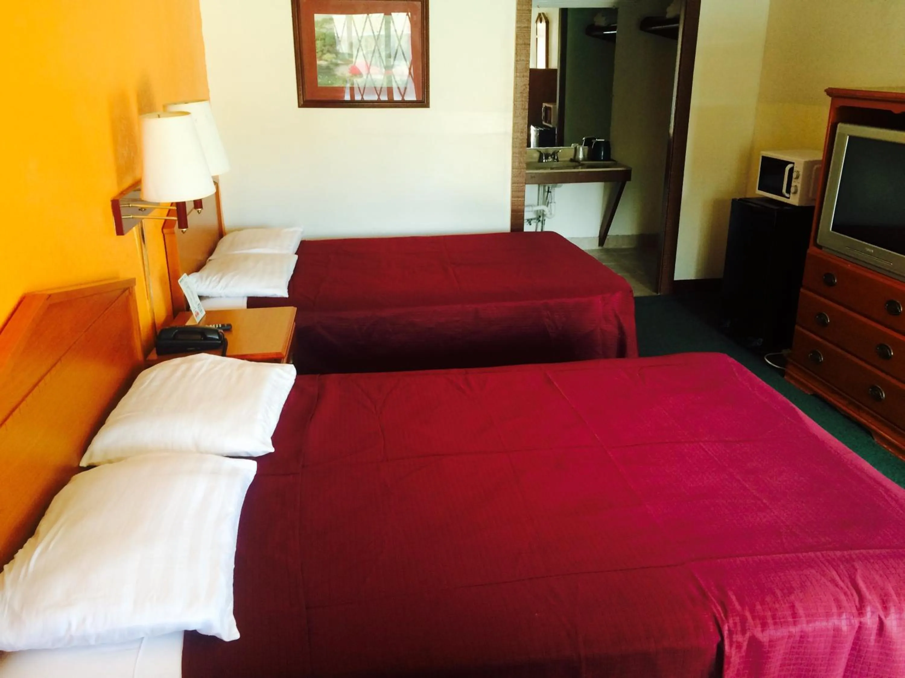 Bedroom, Bed in Sunrise Inn - Bradenton