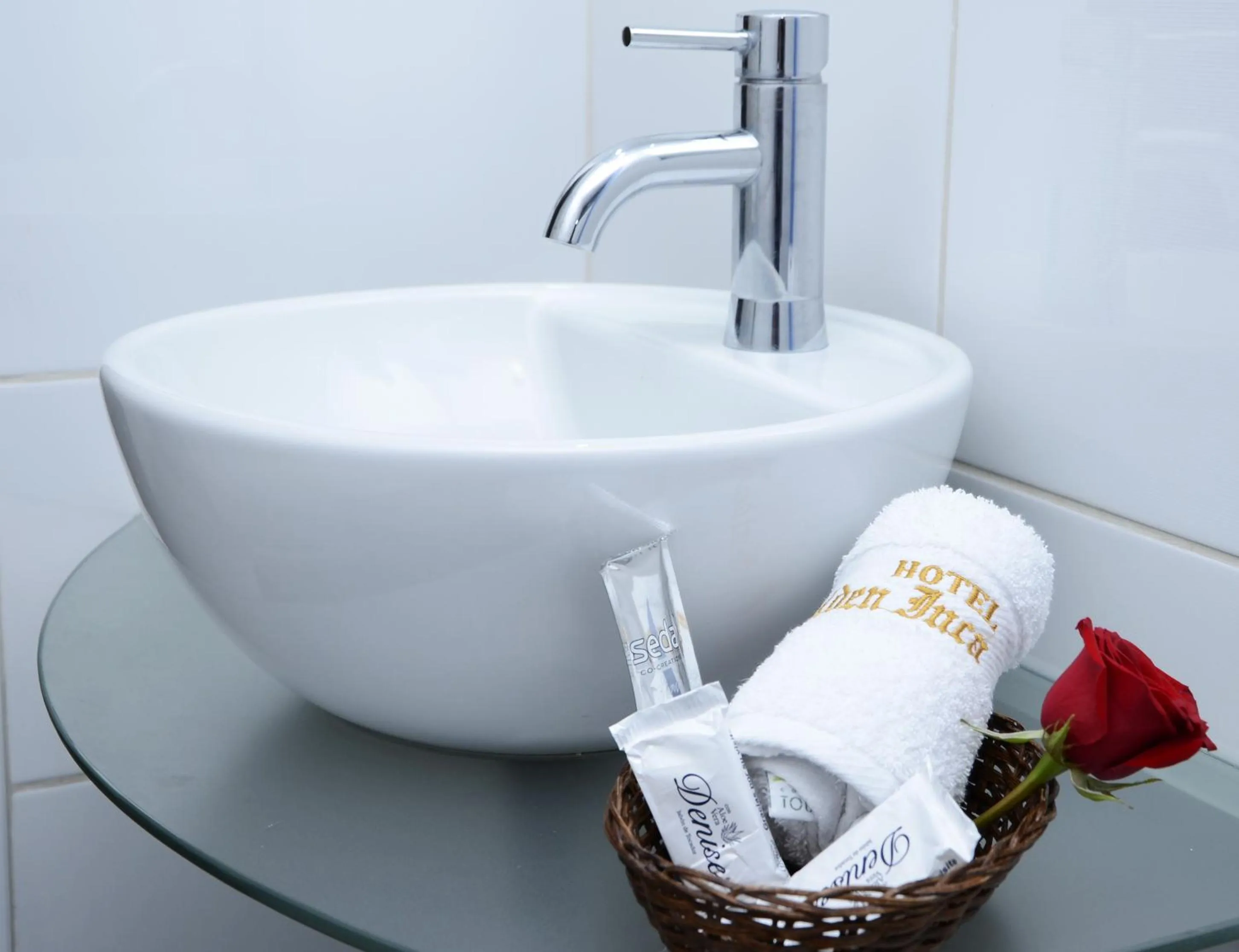 Bathroom in Golden Inca Hotel