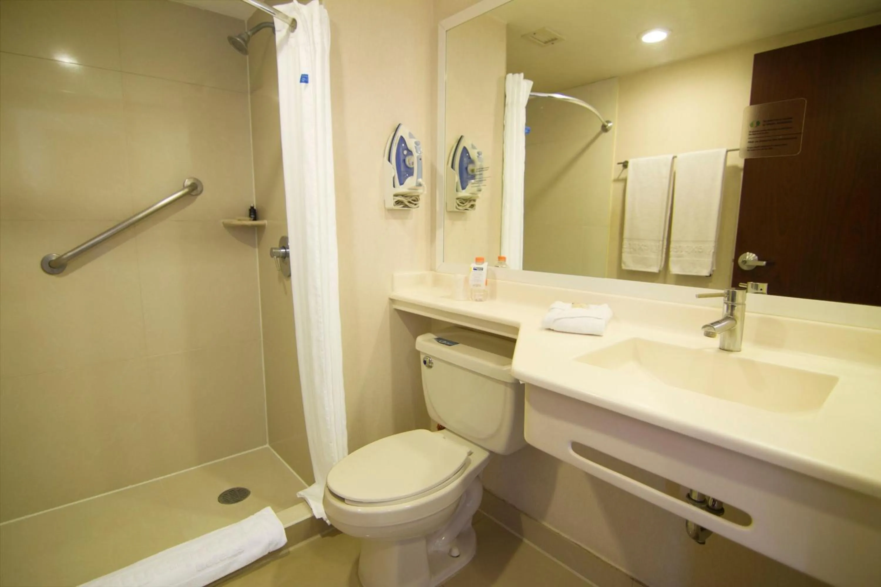 Bathroom in City Express by Marriott Tepotzotlán