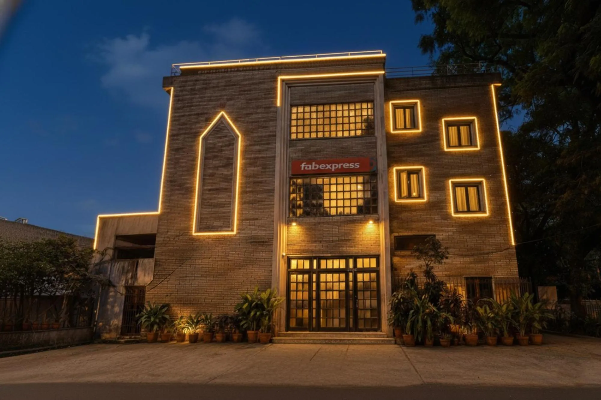 Facade/entrance in Via Hemkunt Mansion