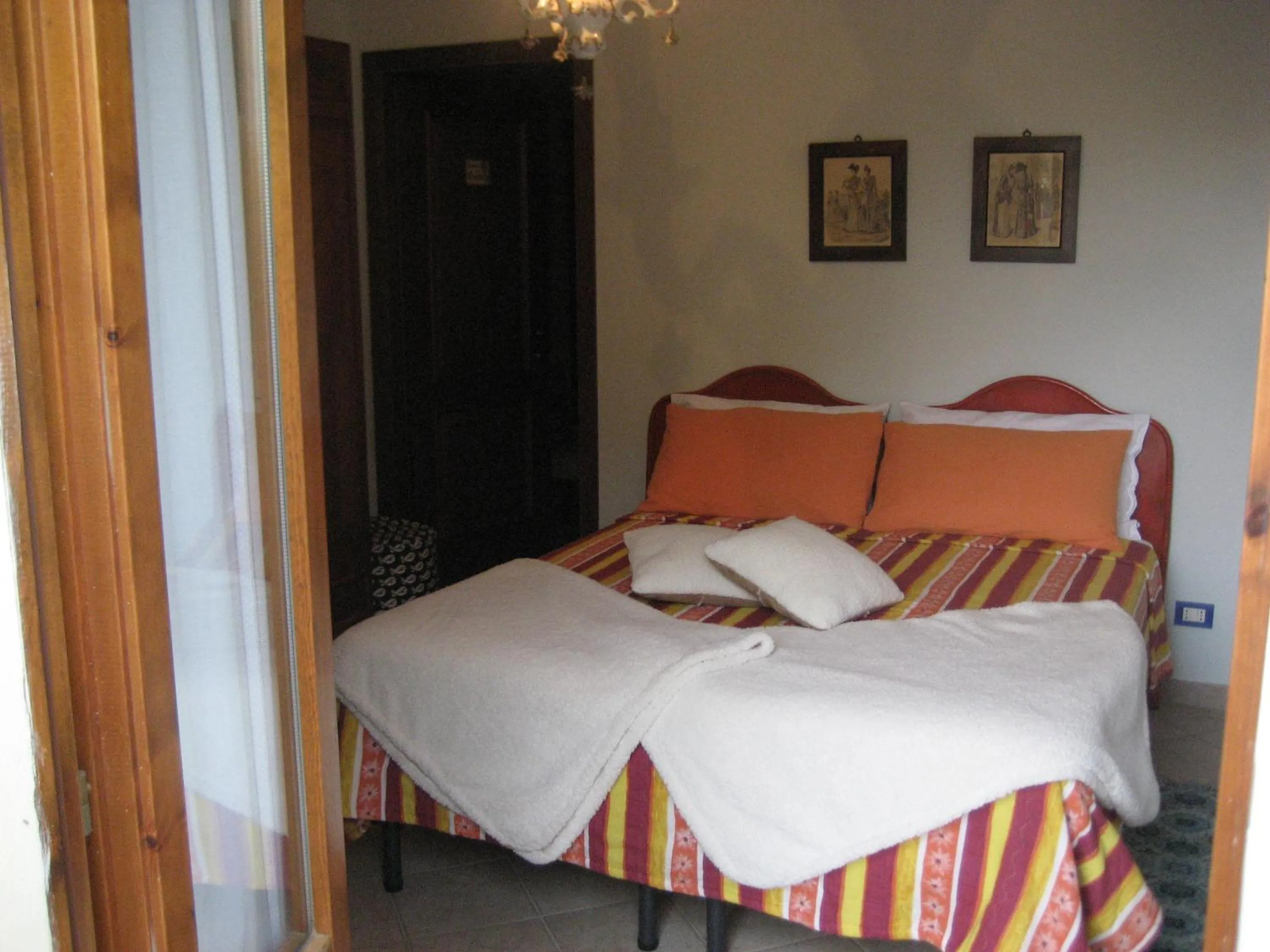 Photo of the whole room, Bed in La casa tra i vigneti