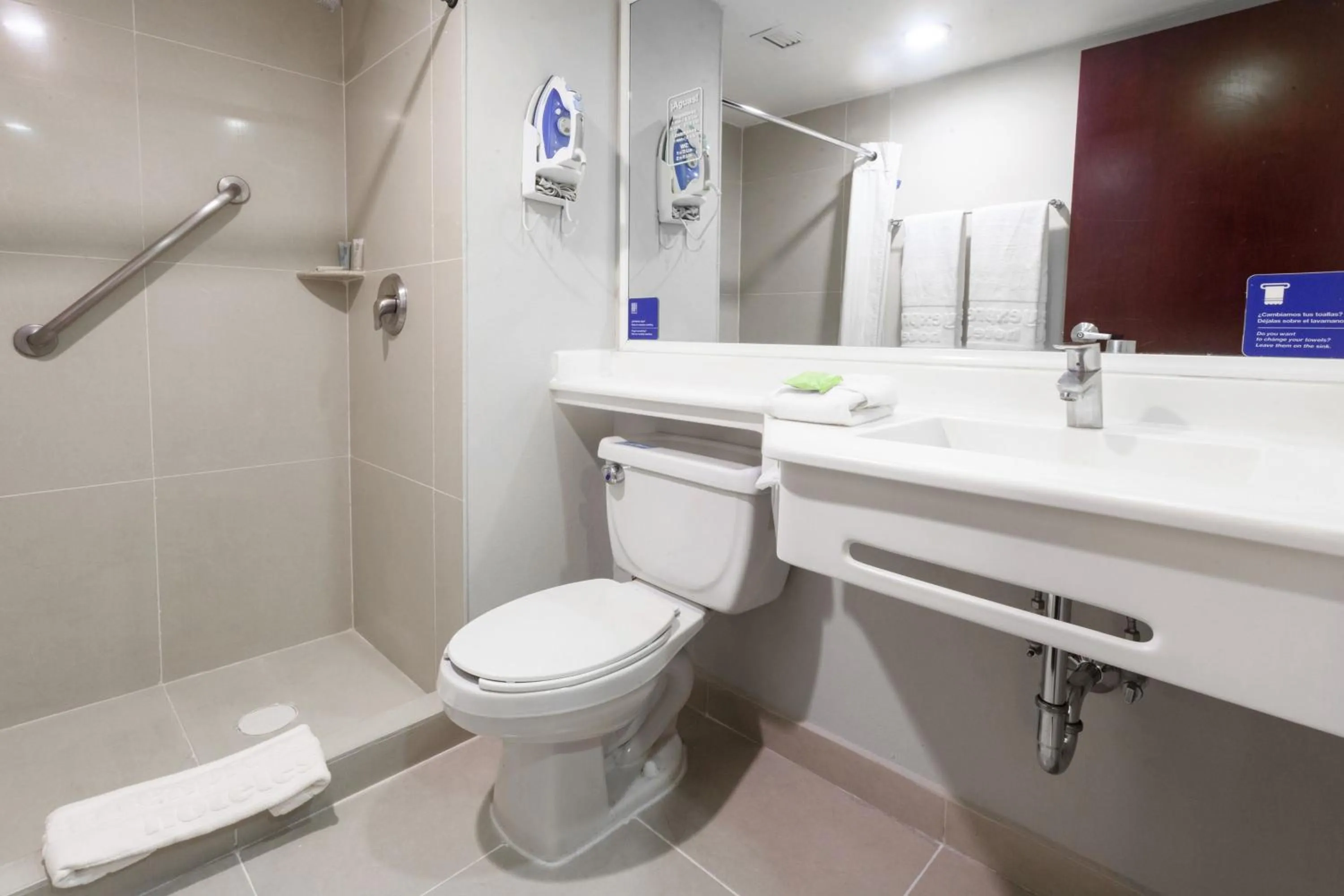 Bathroom in City Express by Marriott Celaya Parque