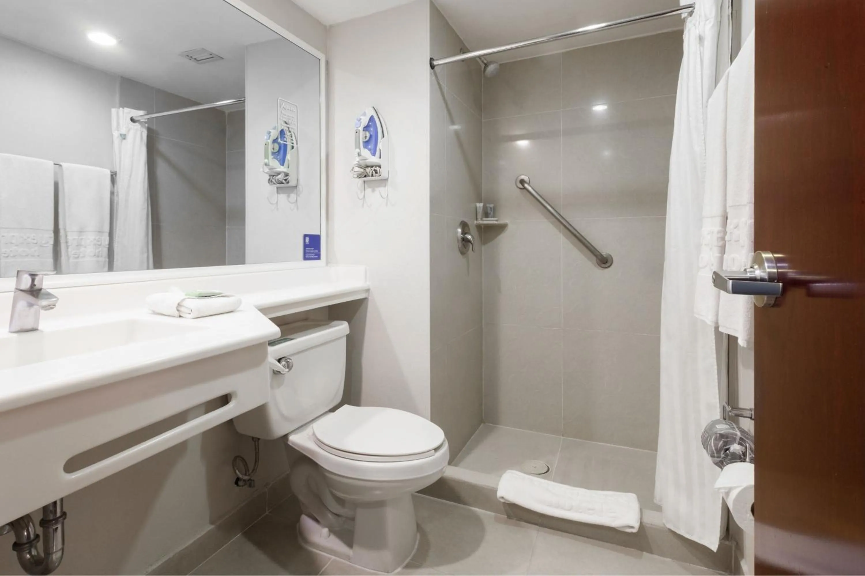Bathroom in City Express by Marriott Celaya Parque