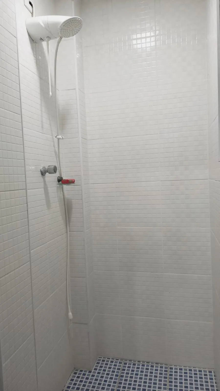 Shower in Em 5 minutos a pé tá na praia e no Shopping Praiamar Corporate, 2 quartos com ar condicionado, 2 banheiros, portaria 24 horas, elevador, 1 vaga carro gratuita, wi-fi, pets ok, enxoval, horário flexível!