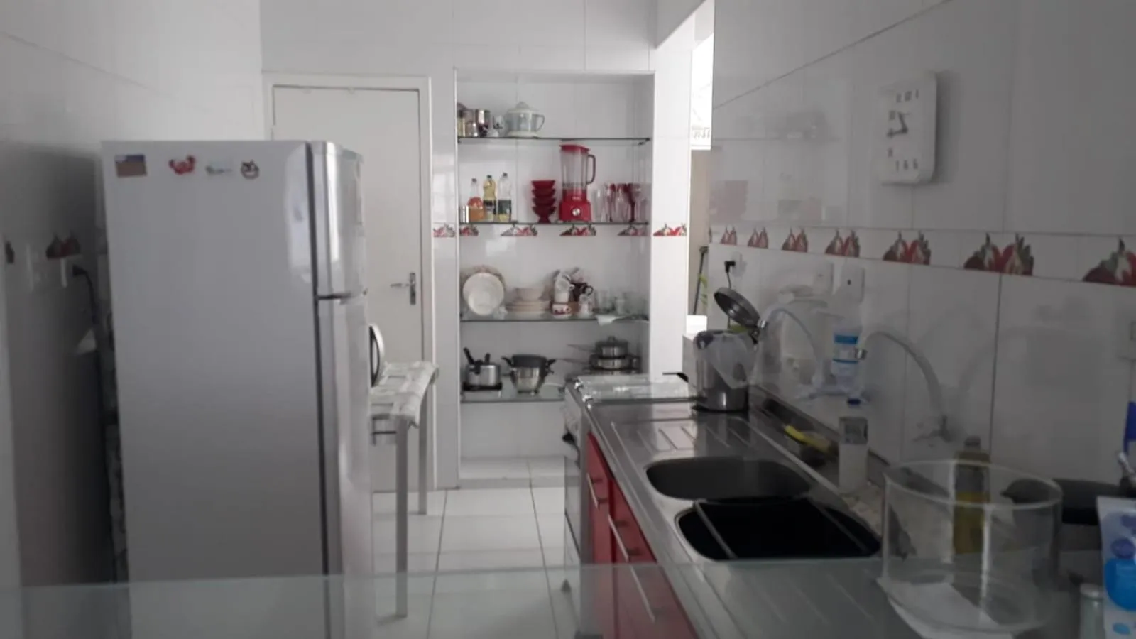 Kitchen or kitchenette in Em 5 minutos a pé tá na praia e no Shopping Praiamar Corporate, 2 quartos com ar condicionado, 2 banheiros, portaria 24 horas, elevador, 1 vaga carro gratuita, wi-fi, pets ok, enxoval, horário flexível!