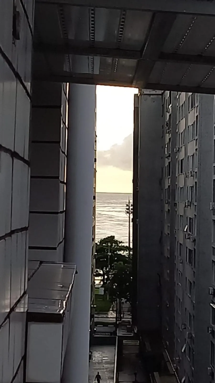 Em 5 minutos a pé tá na praia e no Shopping Praiamar Corporate, 2 quartos com ar condicionado, 2 banheiros, portaria 24 horas, elevador, 1 vaga carro gratuita, wi-fi, pets ok, enxoval, horário flexível!