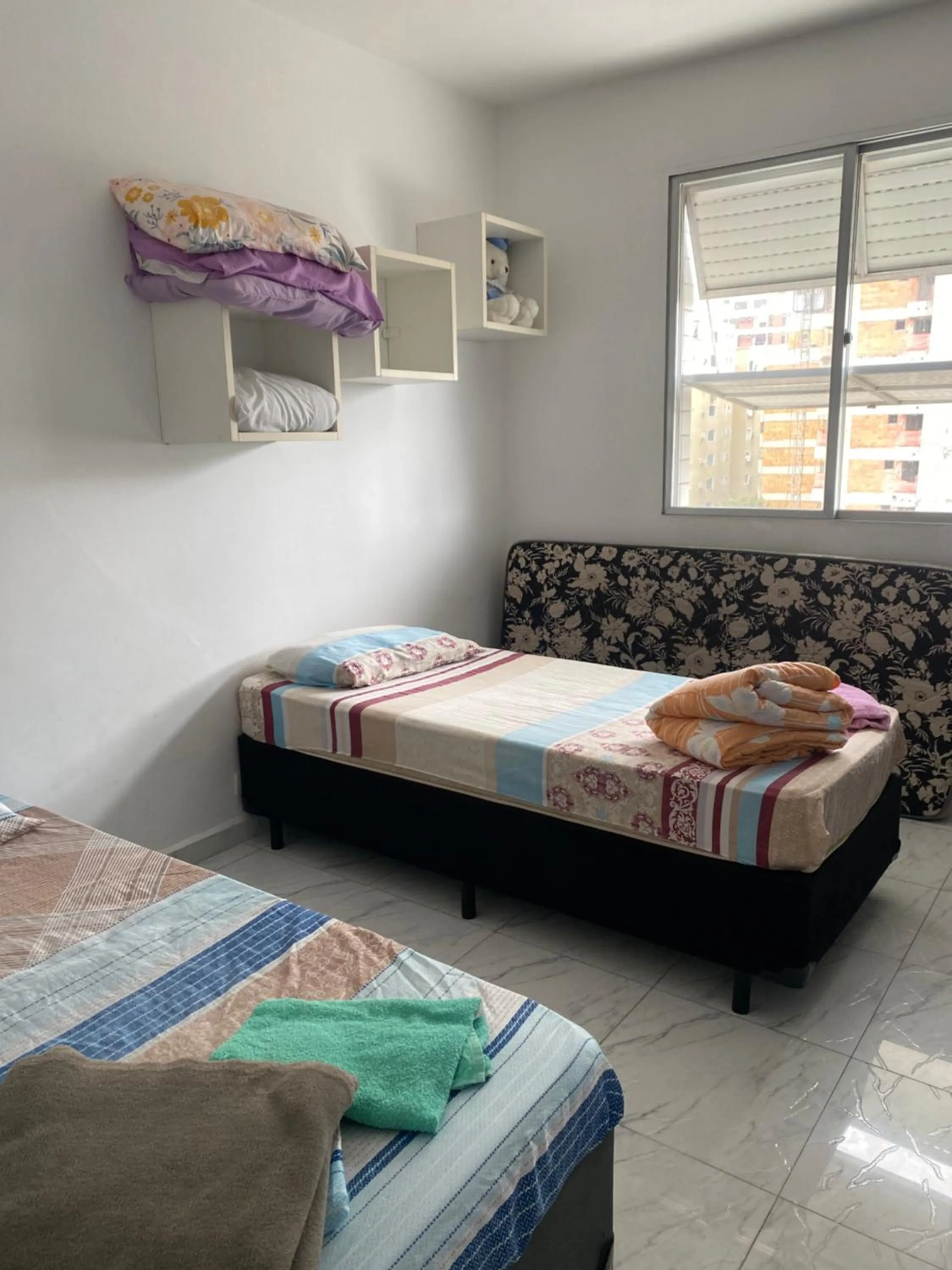 Bed in Em 5 minutos a pé tá na praia e no Shopping Praiamar Corporate, 2 quartos com ar condicionado, 2 banheiros, portaria 24 horas, elevador, 1 vaga carro gratuita, wi-fi, pets ok, enxoval, horário flexível!