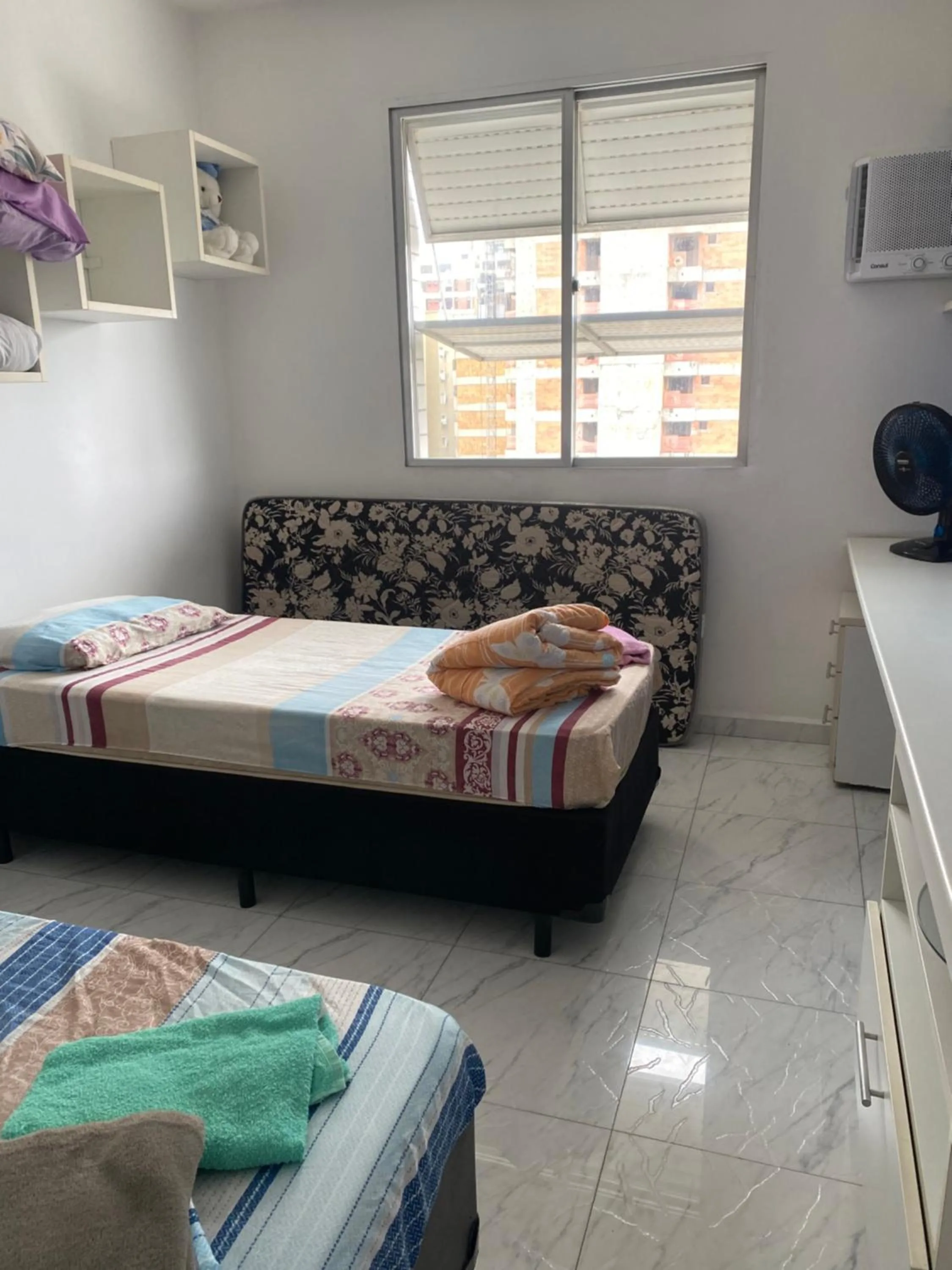 Bed in Em 5 minutos a pé tá na praia e no Shopping Praiamar Corporate, 2 quartos com ar condicionado, 2 banheiros, portaria 24 horas, elevador, 1 vaga carro gratuita, wi-fi, pets ok, enxoval, horário flexível!
