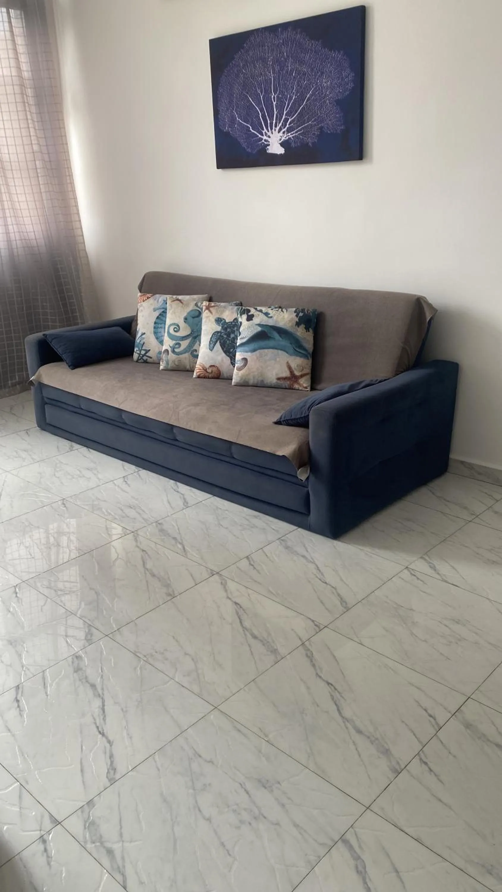 Em 5 minutos a pé tá na praia e no Shopping Praiamar Corporate, 2 quartos com ar condicionado, 2 banheiros, portaria 24 horas, elevador, 1 vaga carro gratuita, wi-fi, pets ok, enxoval, horário flexível!