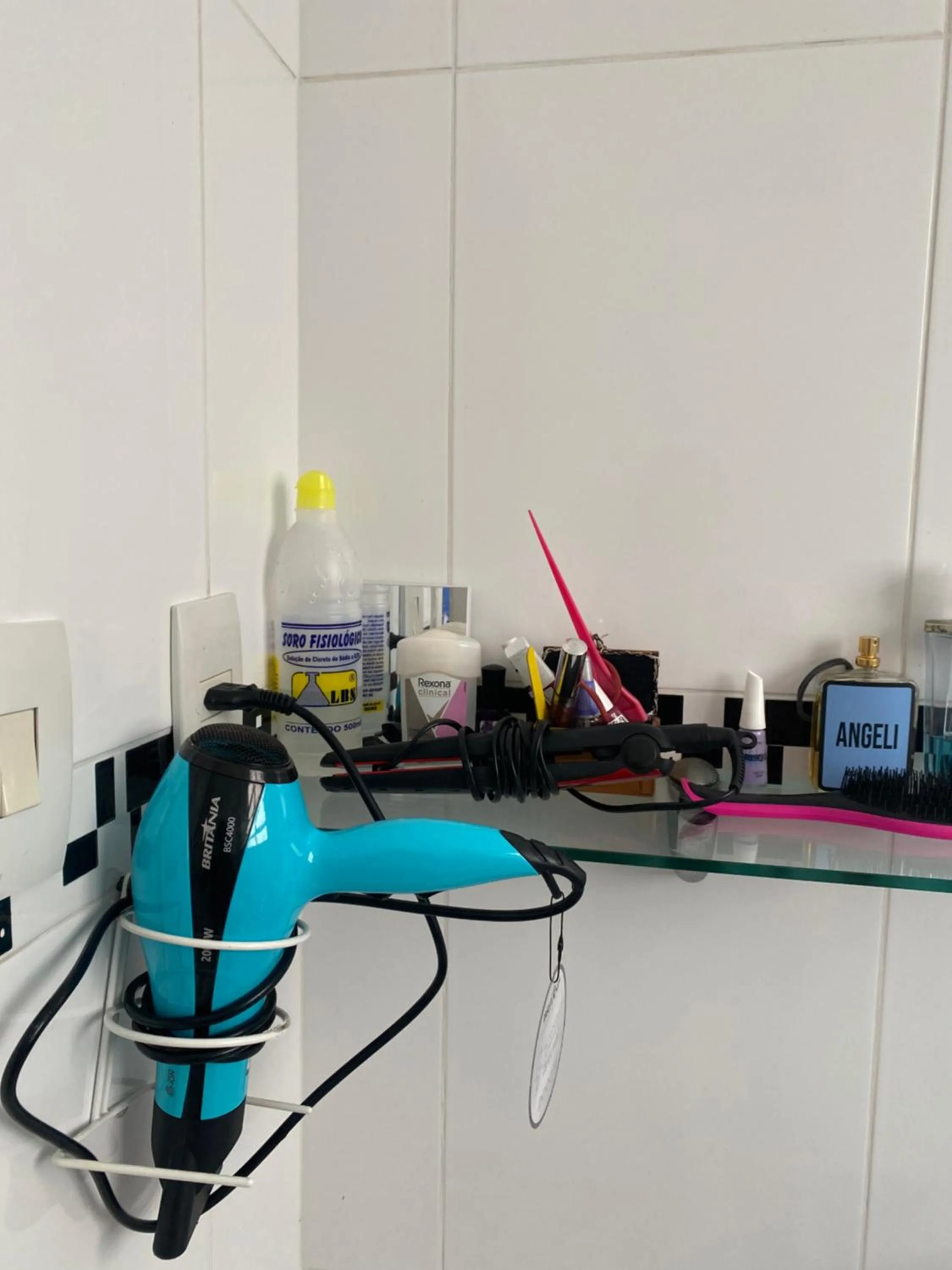 Em 5 minutos a pé tá na praia e no Shopping Praiamar Corporate, 2 quartos com ar condicionado, 2 banheiros, portaria 24 horas, elevador, 1 vaga carro gratuita, wi-fi, pets ok, enxoval, horário flexível!