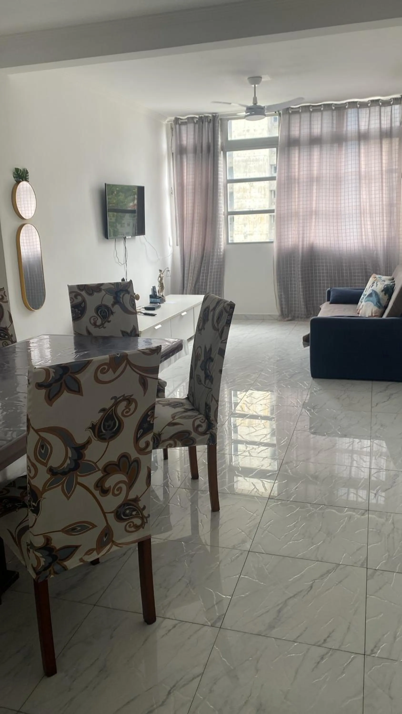 Em 5 minutos a pé tá na praia e no Shopping Praiamar Corporate, 2 quartos com ar condicionado, 2 banheiros, portaria 24 horas, elevador, 1 vaga carro gratuita, wi-fi, pets ok, enxoval, horário flexível!