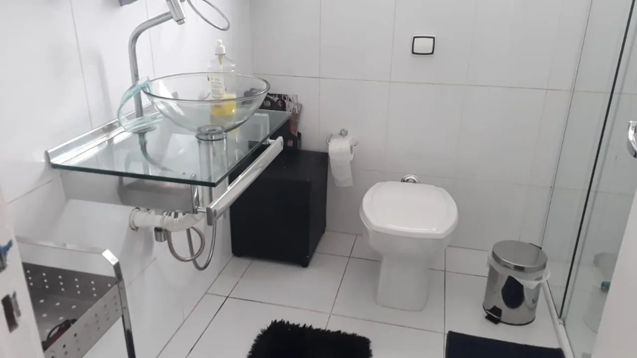Bathroom in Em 5 minutos a pé tá na praia e no Shopping Praiamar Corporate, 2 quartos com ar condicionado, 2 banheiros, portaria 24 horas, elevador, 1 vaga carro gratuita, wi-fi, pets ok, enxoval, horário flexível!