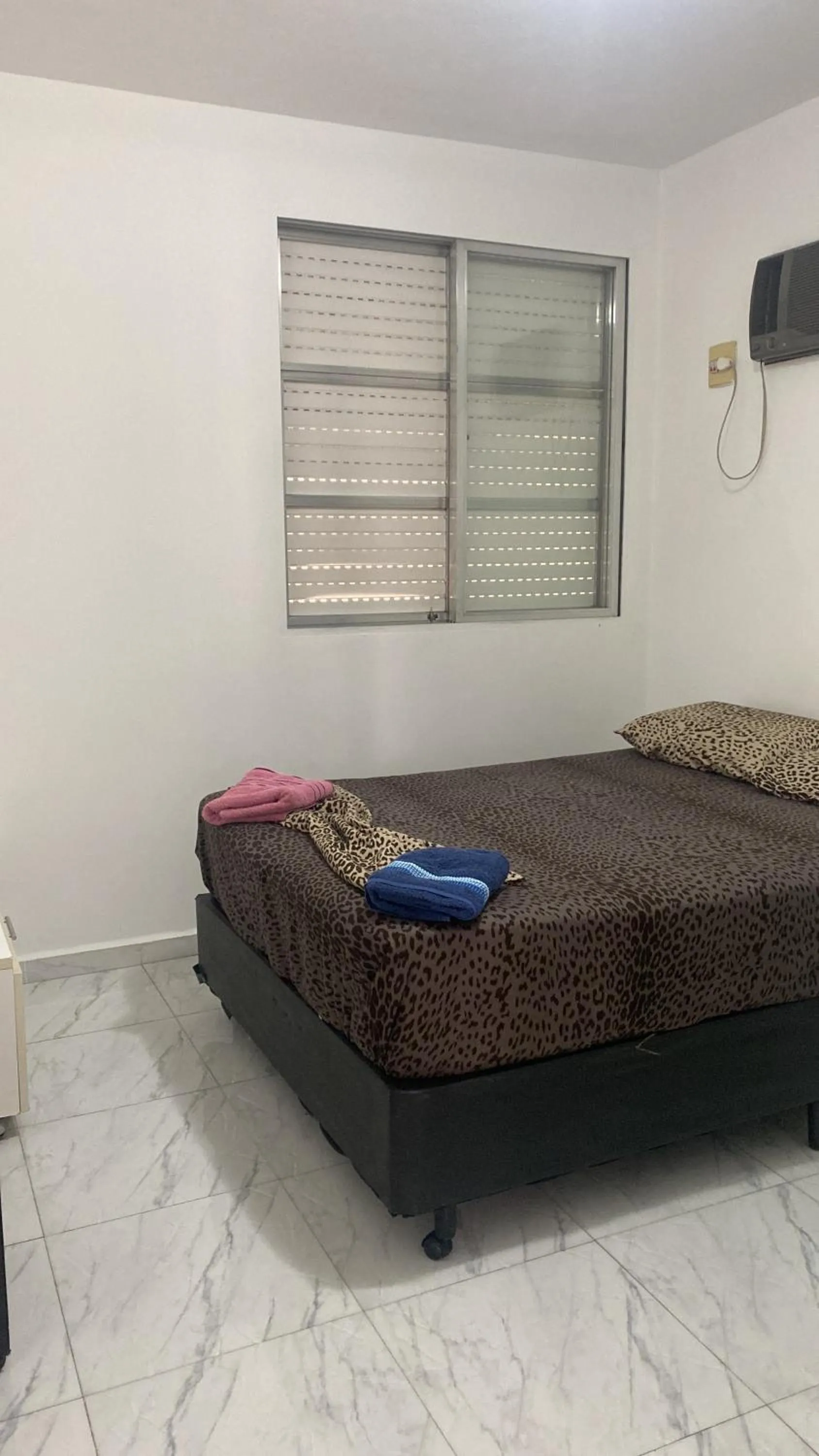Bed in Em 5 minutos a pé tá na praia e no Shopping Praiamar Corporate, 2 quartos com ar condicionado, 2 banheiros, portaria 24 horas, elevador, 1 vaga carro gratuita, wi-fi, pets ok, enxoval, horário flexível!