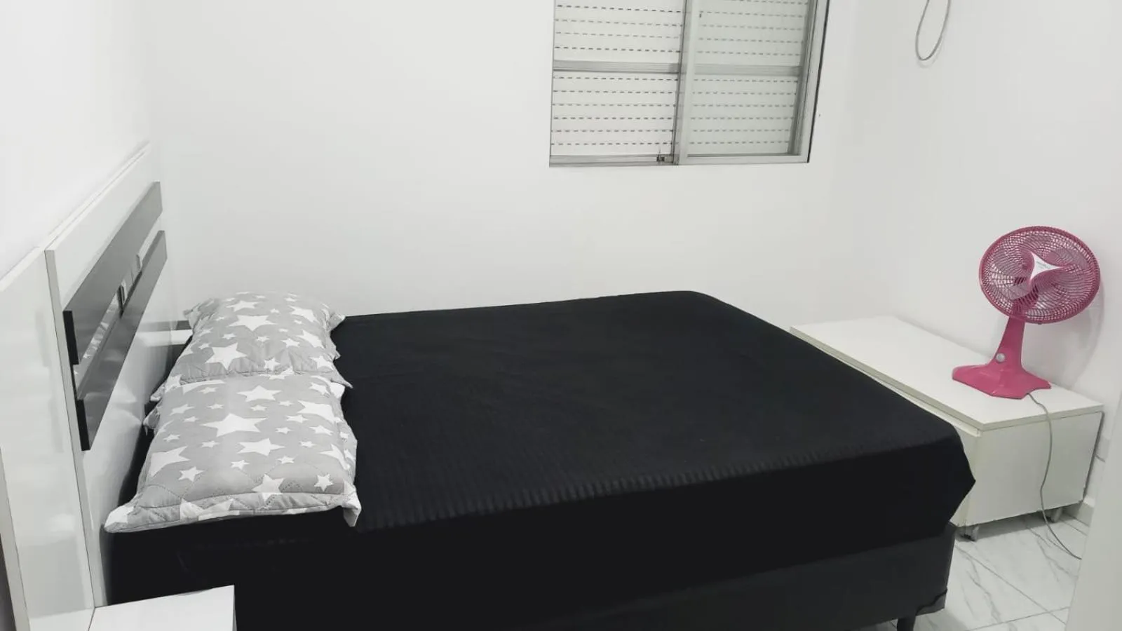 Bed in Em 5 minutos a pé tá na praia e no Shopping Praiamar Corporate, 2 quartos com ar condicionado, 2 banheiros, portaria 24 horas, elevador, 1 vaga carro gratuita, wi-fi, pets ok, enxoval, horário flexível!