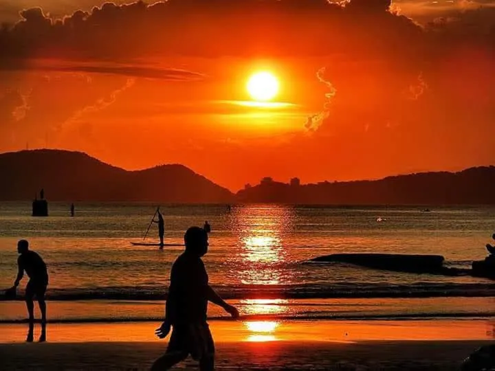 People in Em 5 minutos a pé tá na praia e no Shopping Praiamar Corporate, 2 quartos com ar condicionado, 2 banheiros, portaria 24 horas, elevador, 1 vaga carro gratuita, wi-fi, pets ok, enxoval, horário flexível!