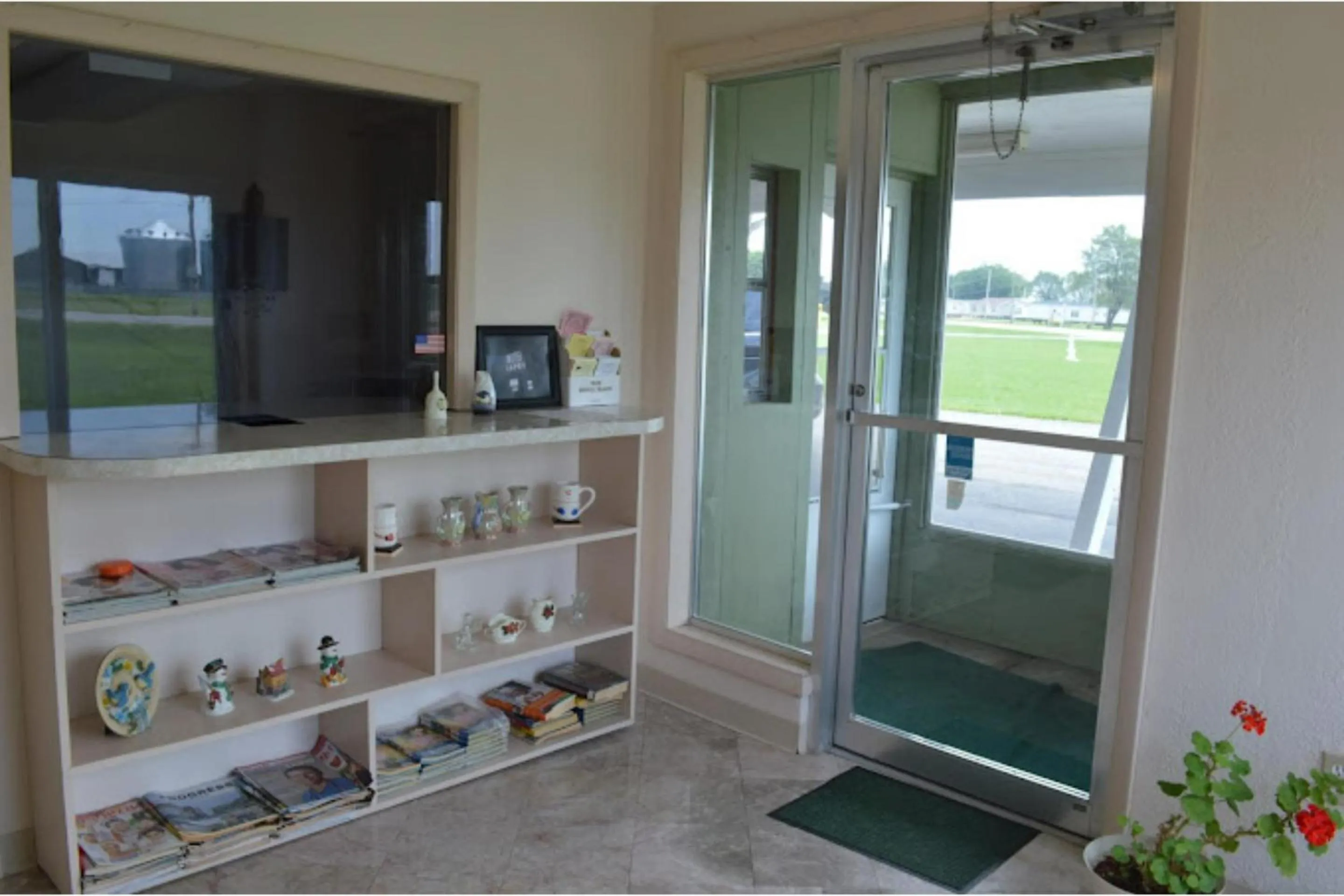 Lobby or reception in Capri Motel By OYO Elwood, Wathena