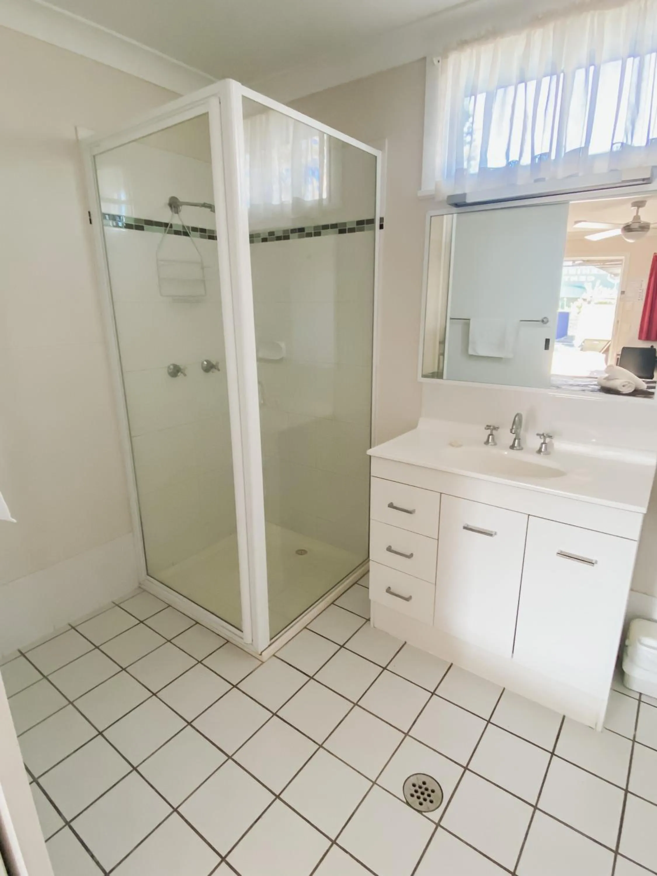 Bathroom in High Street Motor Inn