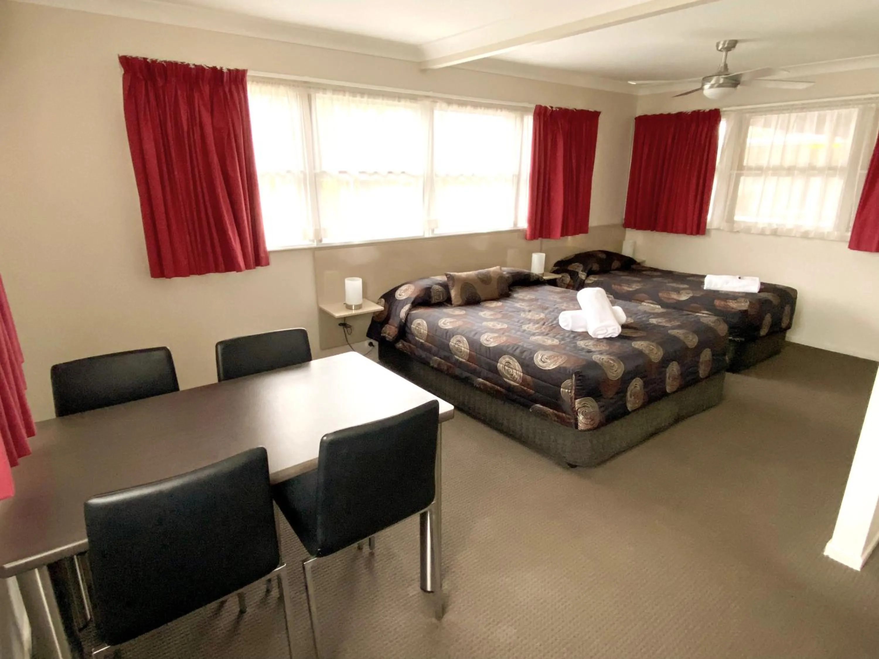 Seating area, Bed in High Street Motor Inn