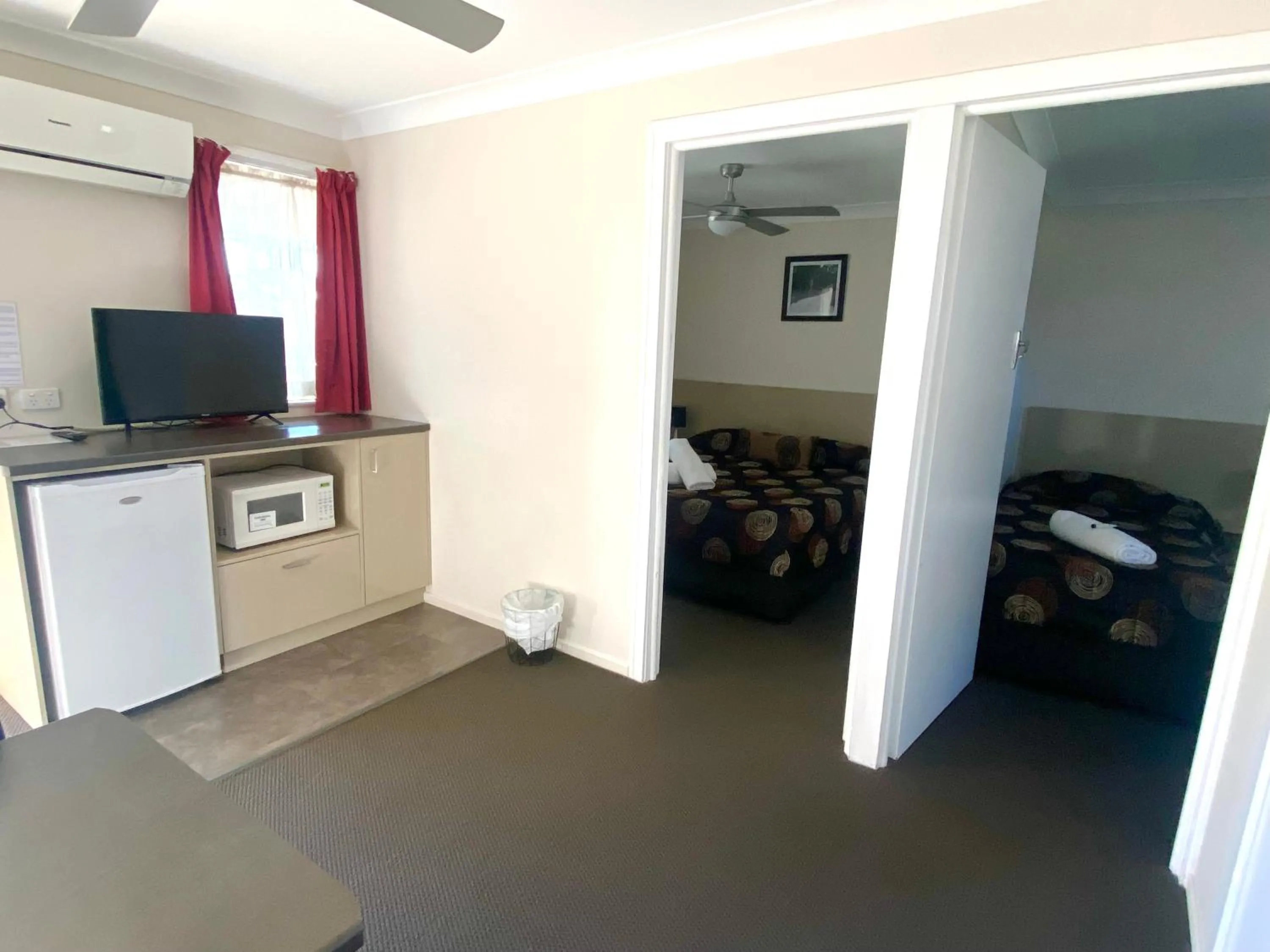 TV and multimedia in High Street Motor Inn