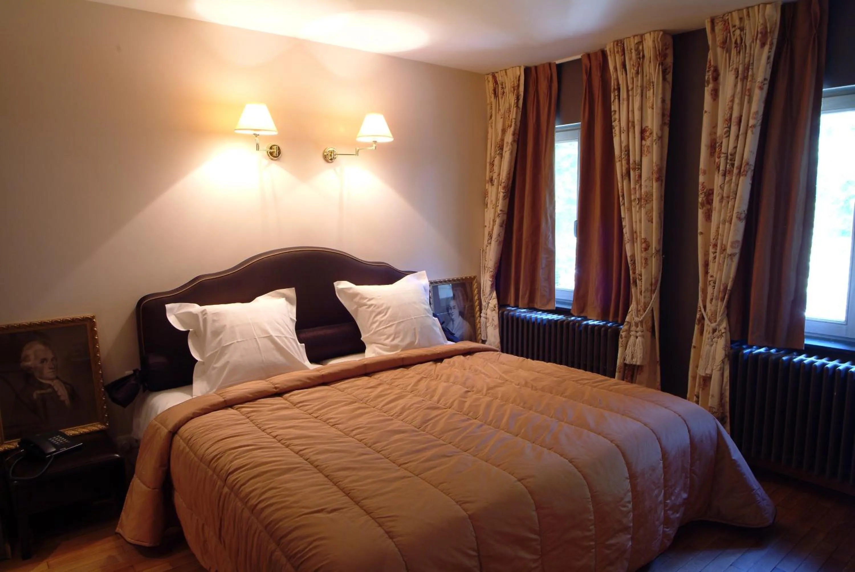 Bed in Charmehotel Manoir Ogygia