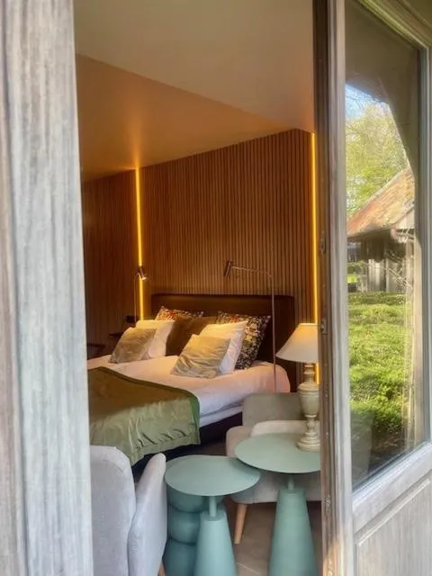 Bed in Charmehotel Manoir Ogygia