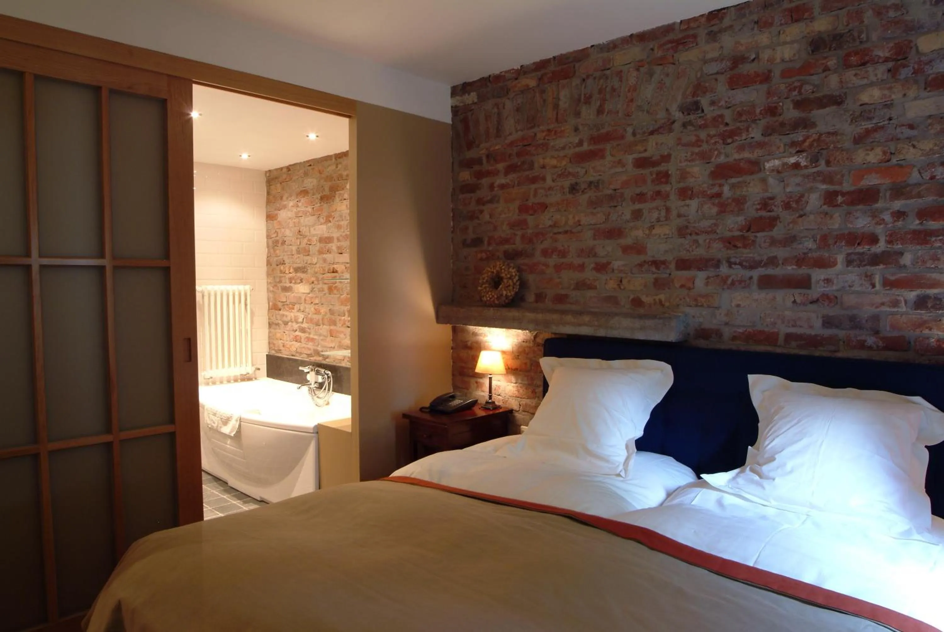 Photo of the whole room, Bed in Charmehotel Manoir Ogygia