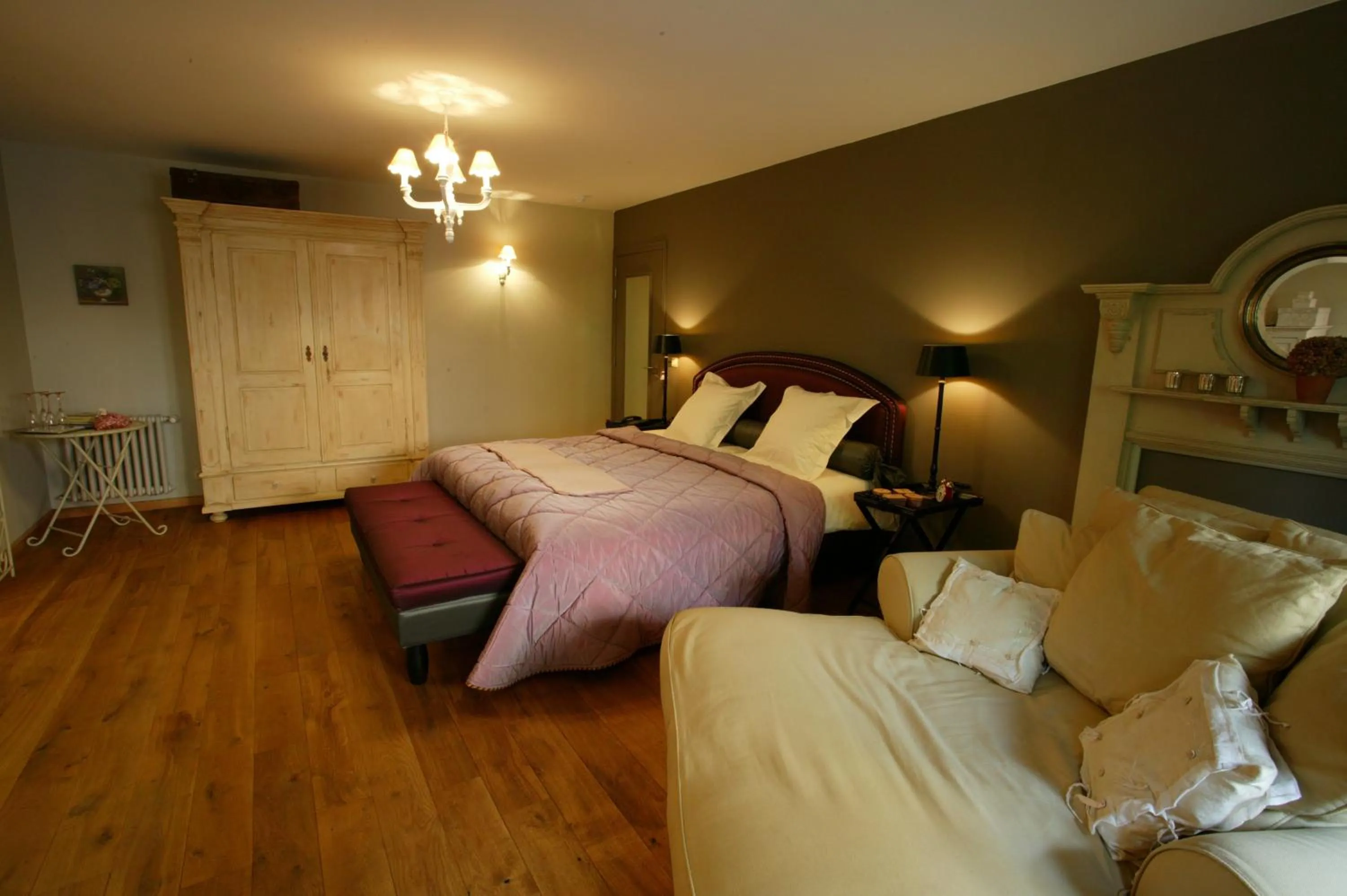 Decorative detail, Bed in Charmehotel Manoir Ogygia