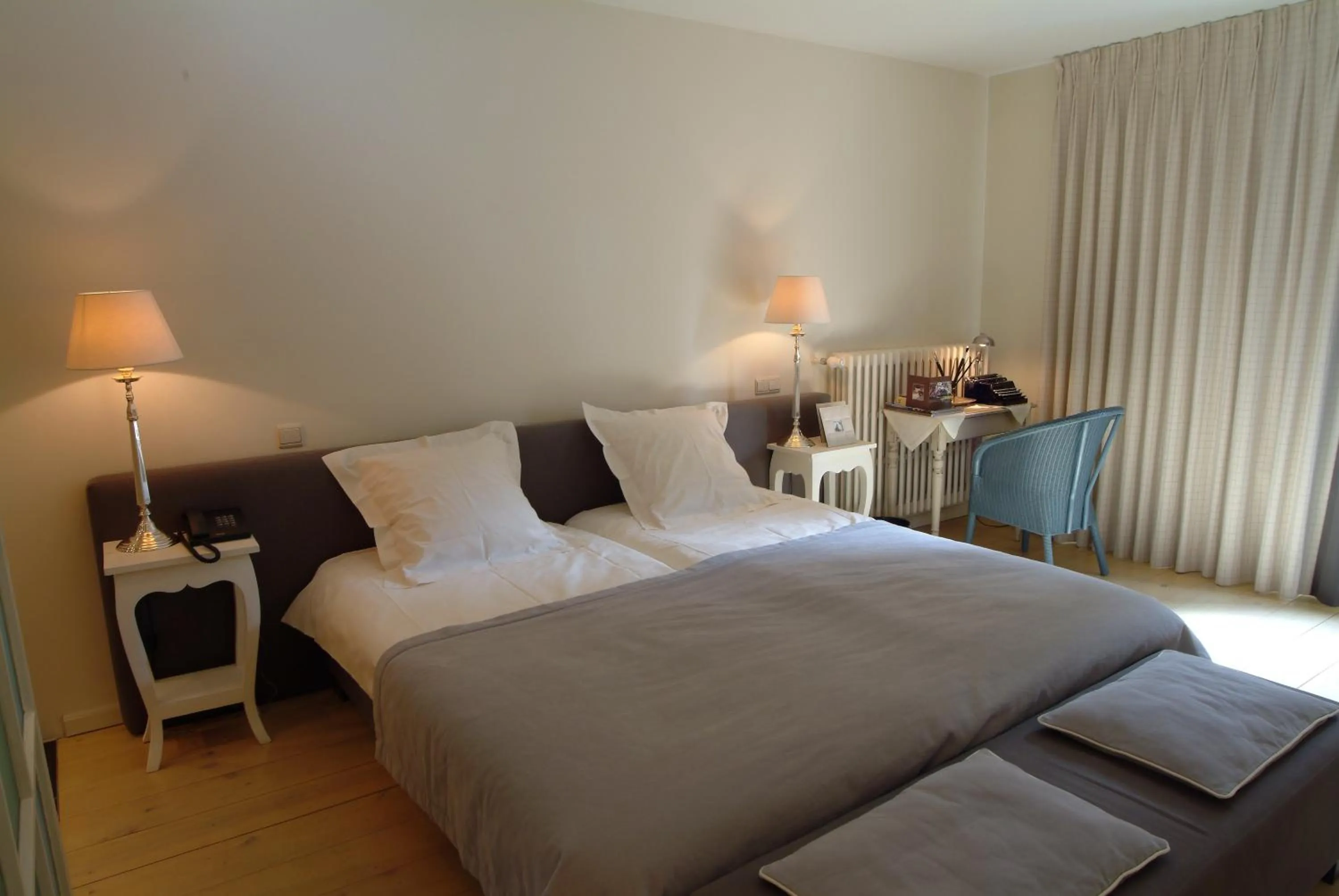 Bed in Charmehotel Manoir Ogygia