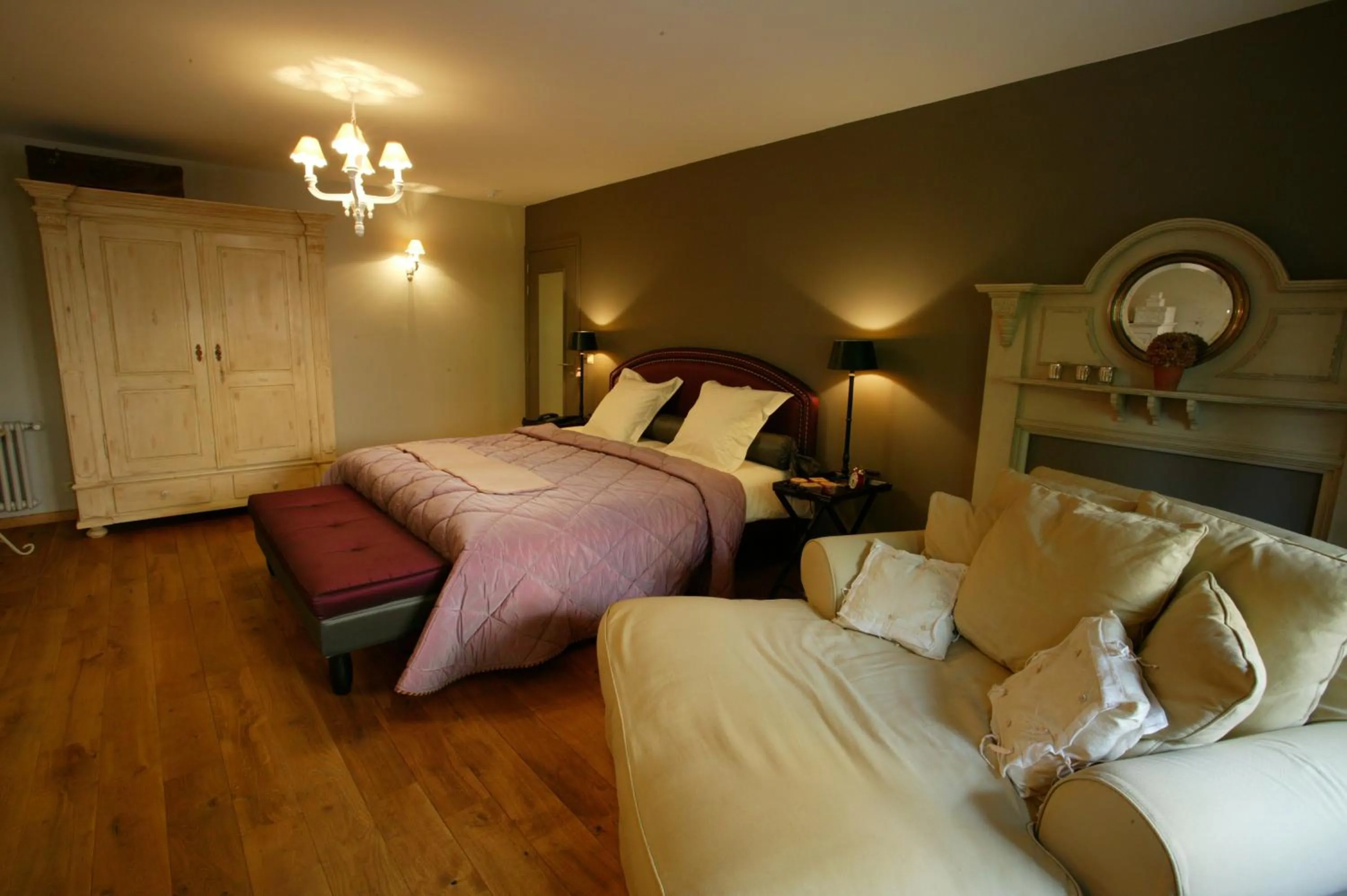 Decorative detail, Bed in Charmehotel Manoir Ogygia