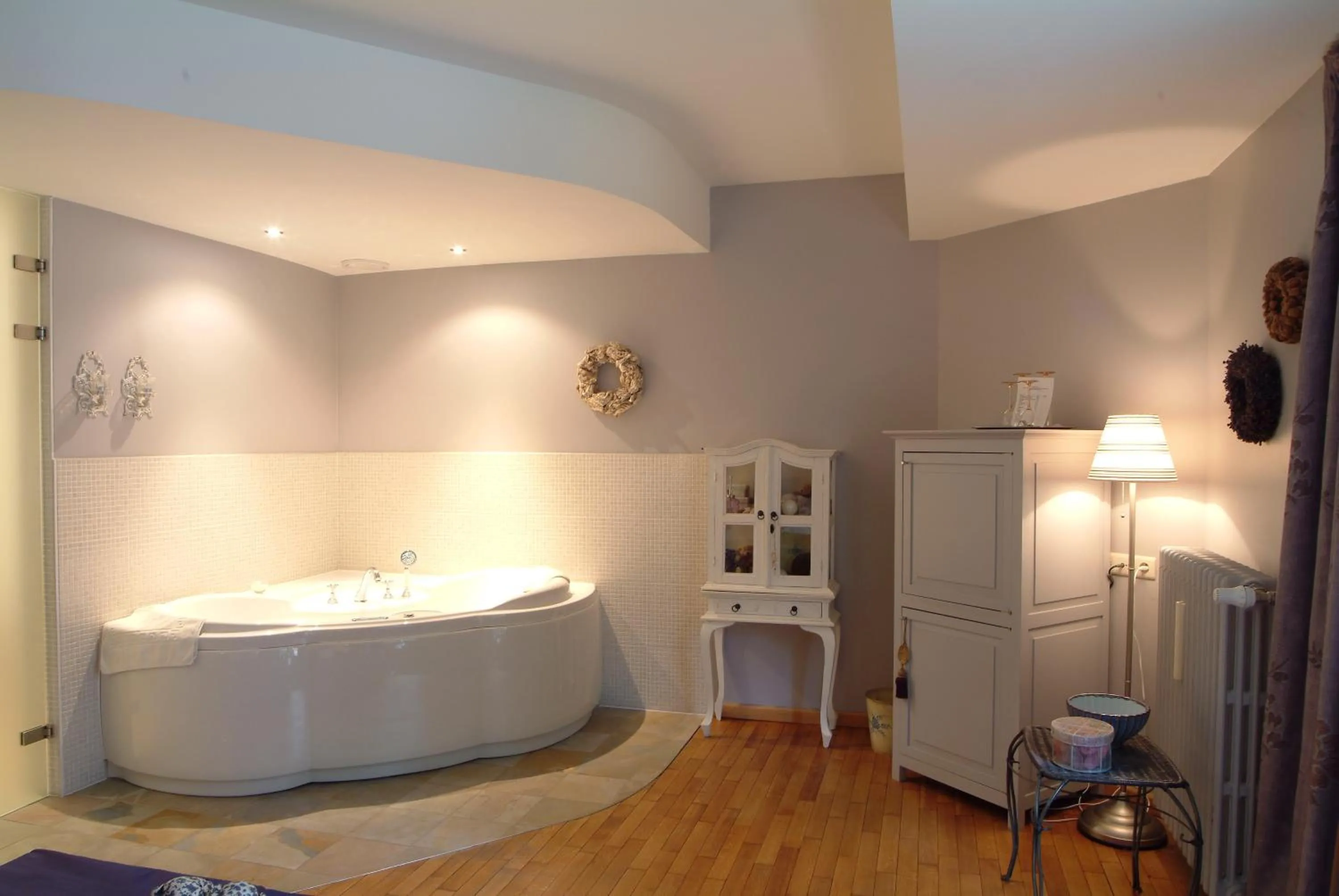 Bathroom, Bed in Charmehotel Manoir Ogygia