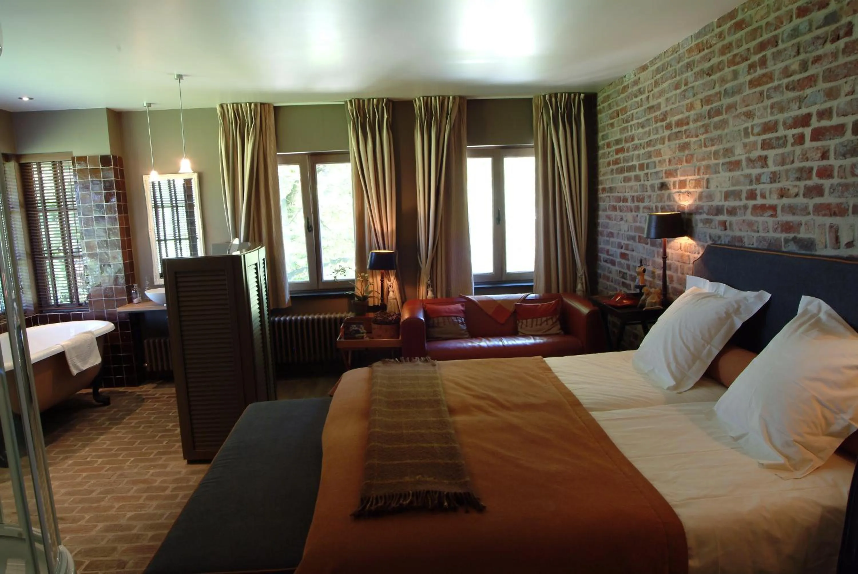 Bed in Charmehotel Manoir Ogygia