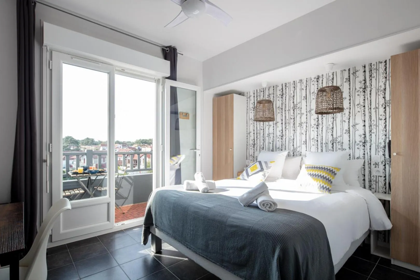 Property building, Bed in Hôtel La Baïne