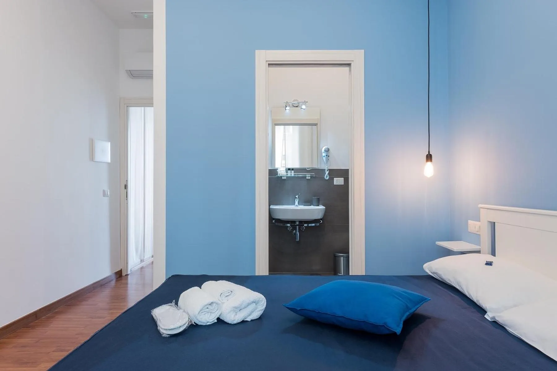 Bed in B&B Monserrato