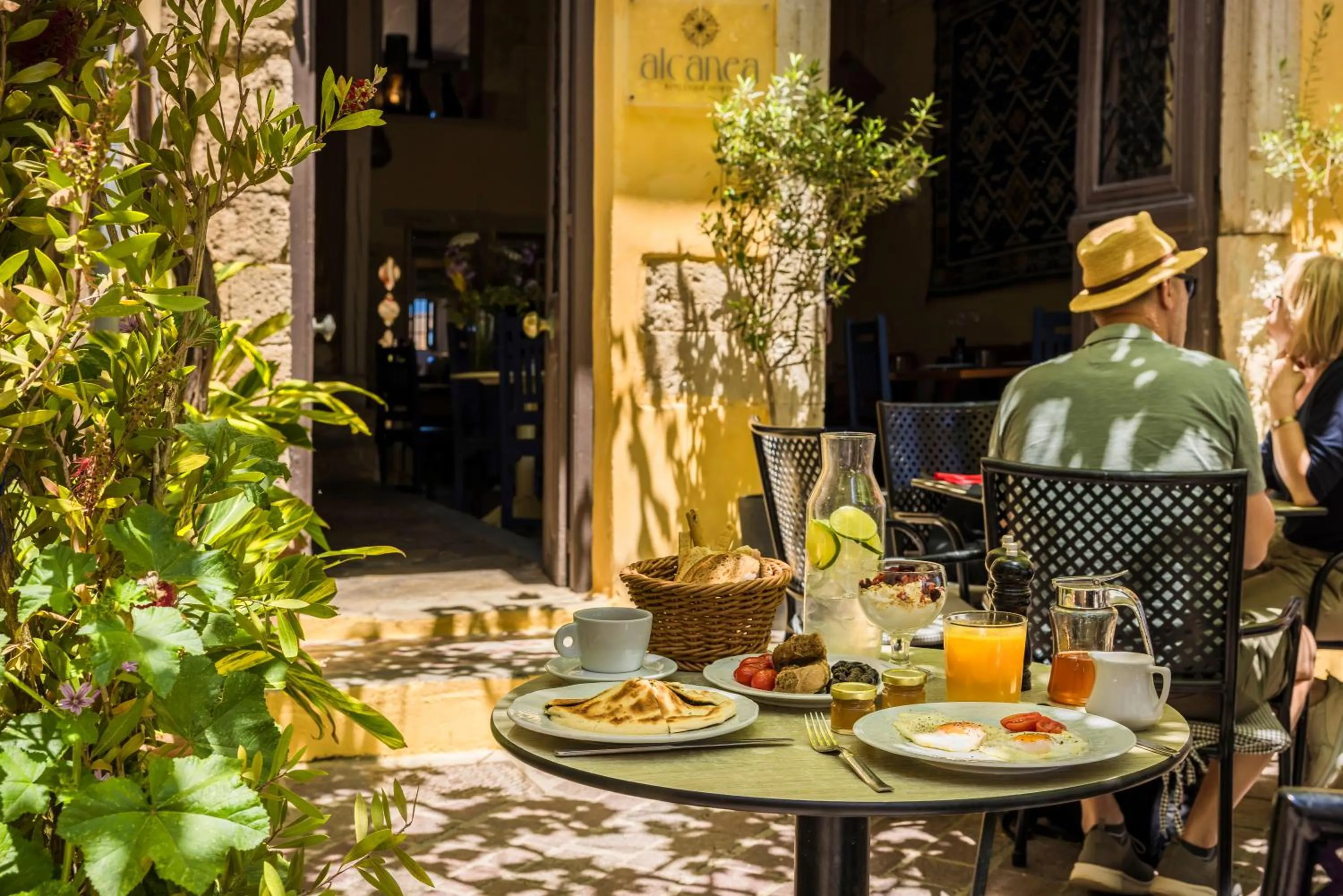 Restaurant/places to eat in Alcanea Boutique Hotel