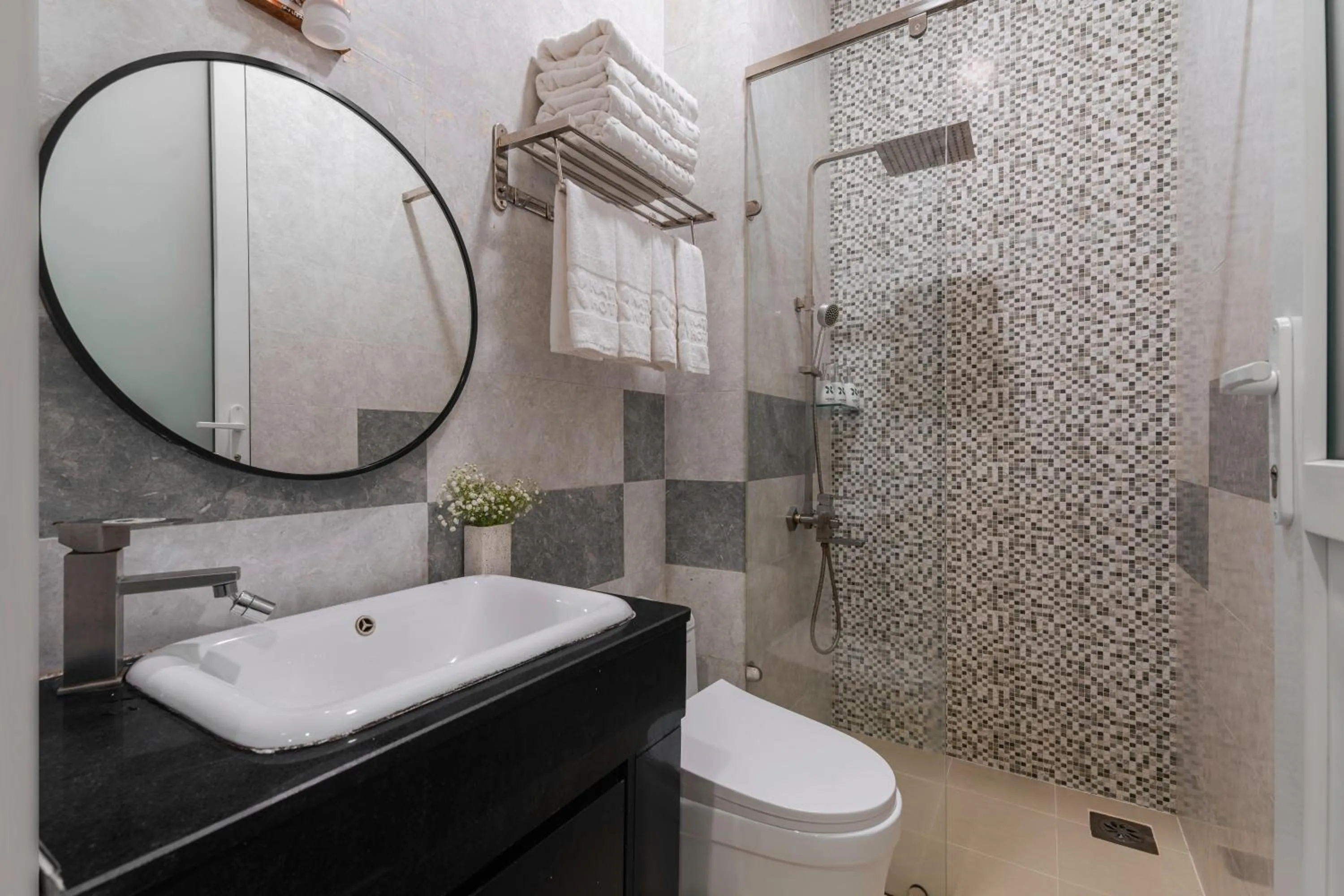 Shower in Nature Hotel - Luong The Vinh