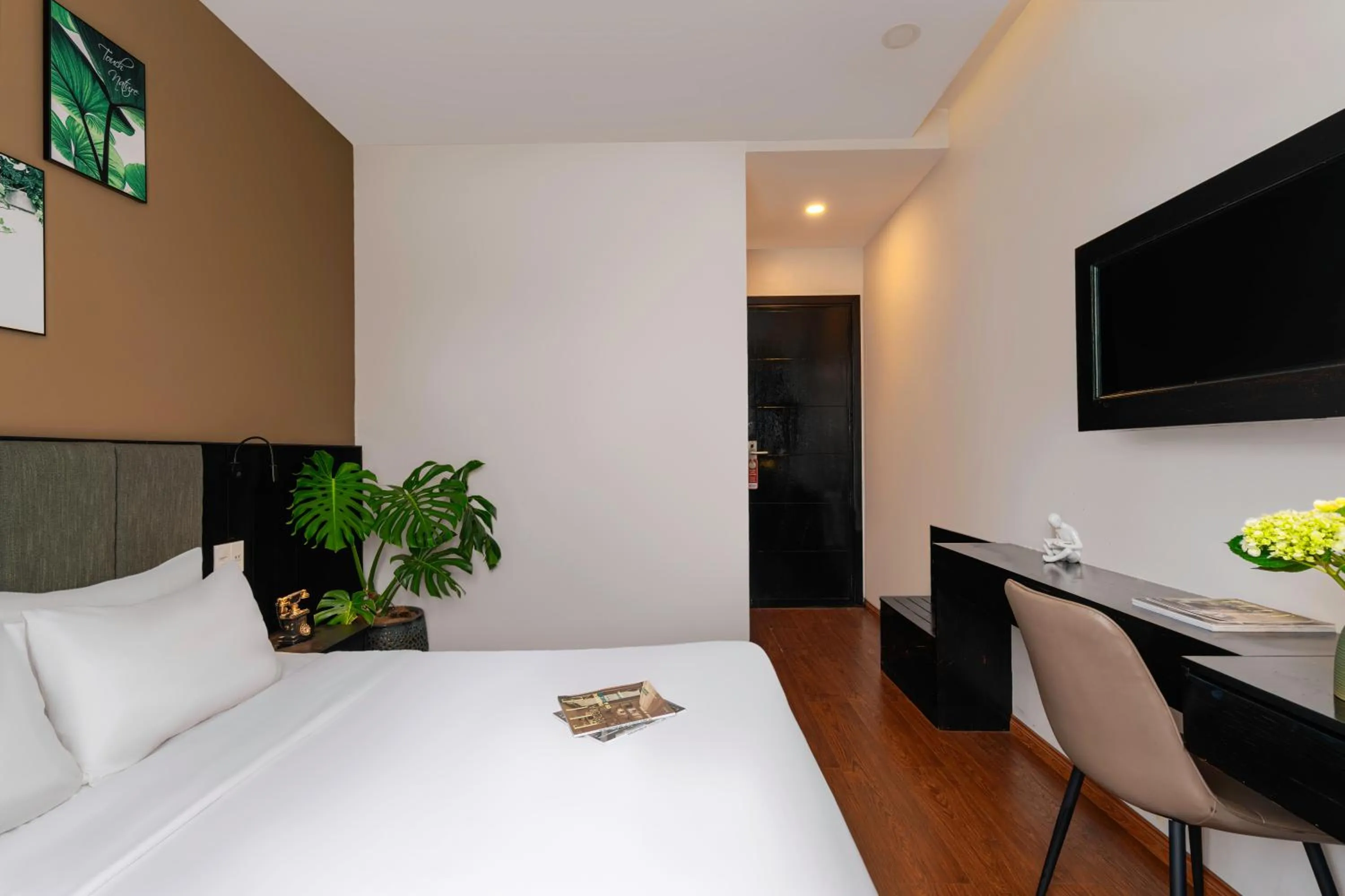 Shower, Bed in Nature Hotel - Luong The Vinh