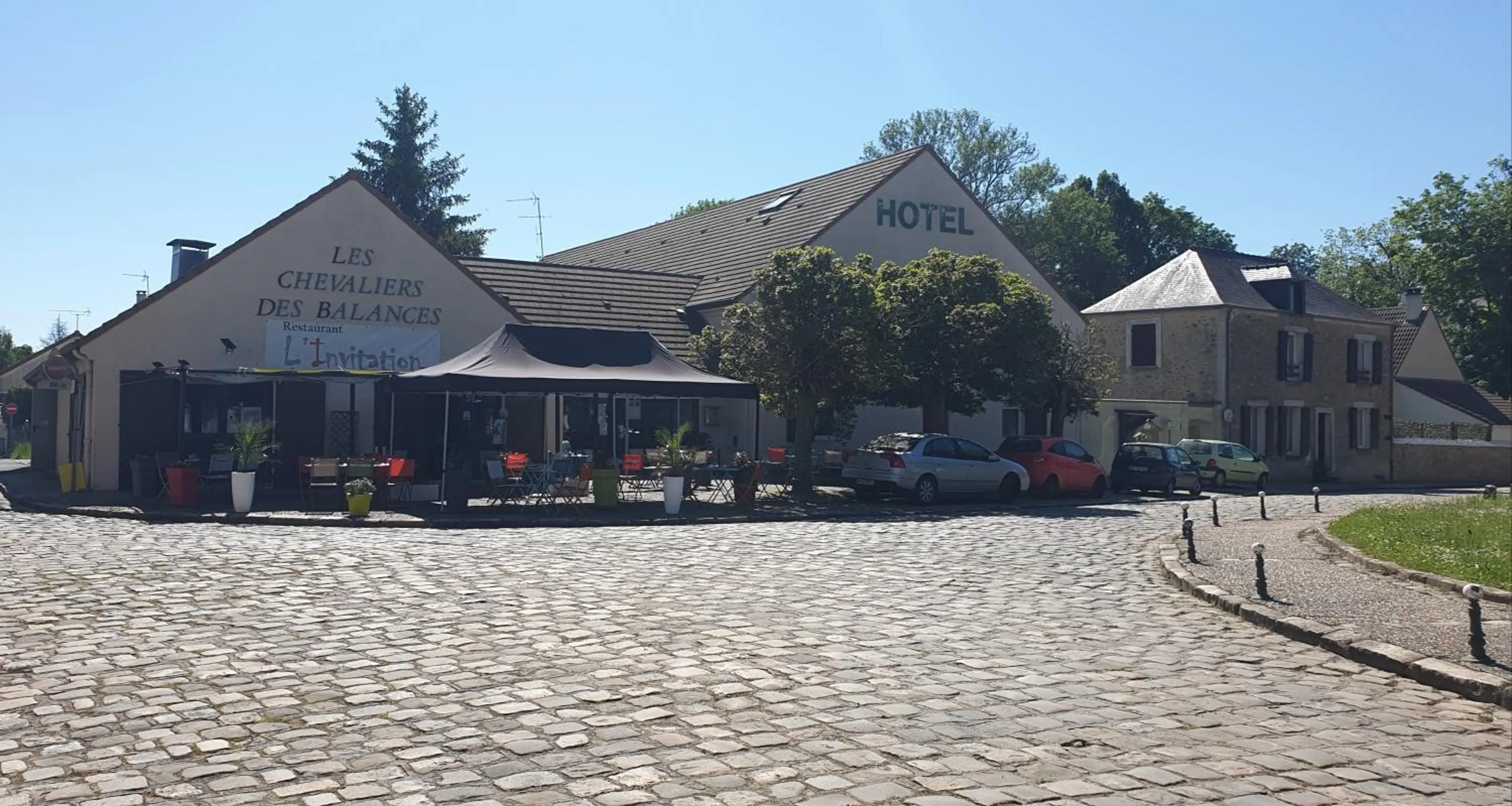 Restaurant/places to eat in Les Chevaliers des Balances